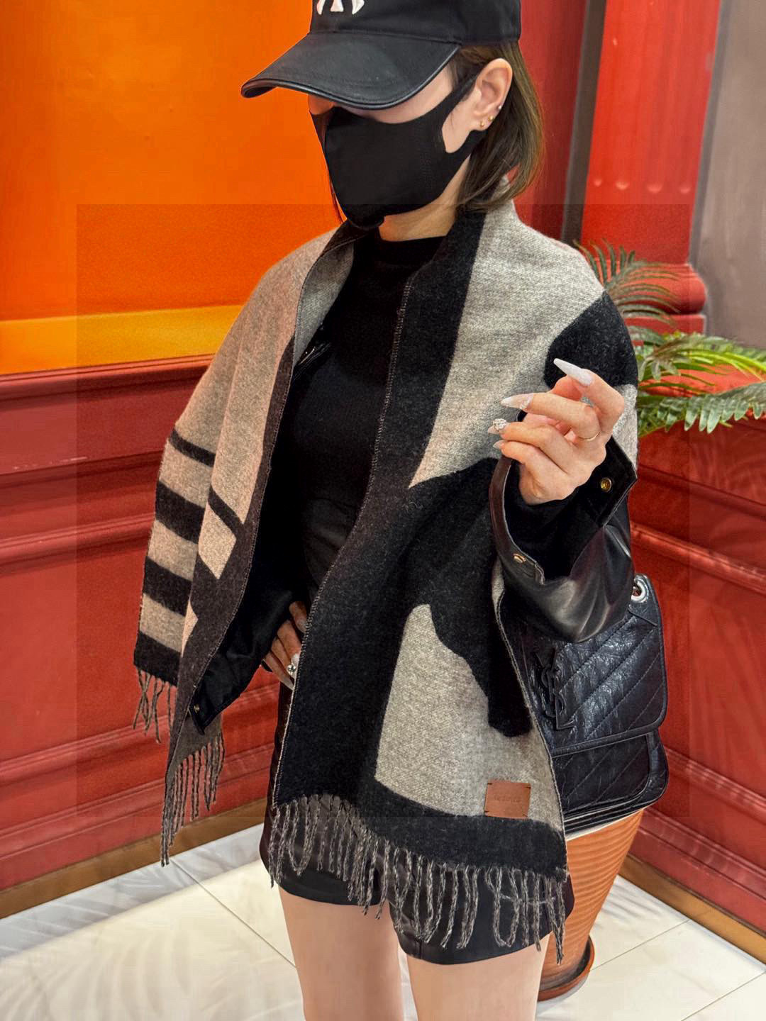   爱马仕新款 这款围巾采用细腻的撞色提花编织，呈现杰夫·麦克菲里奇（Geoff McFetridge）