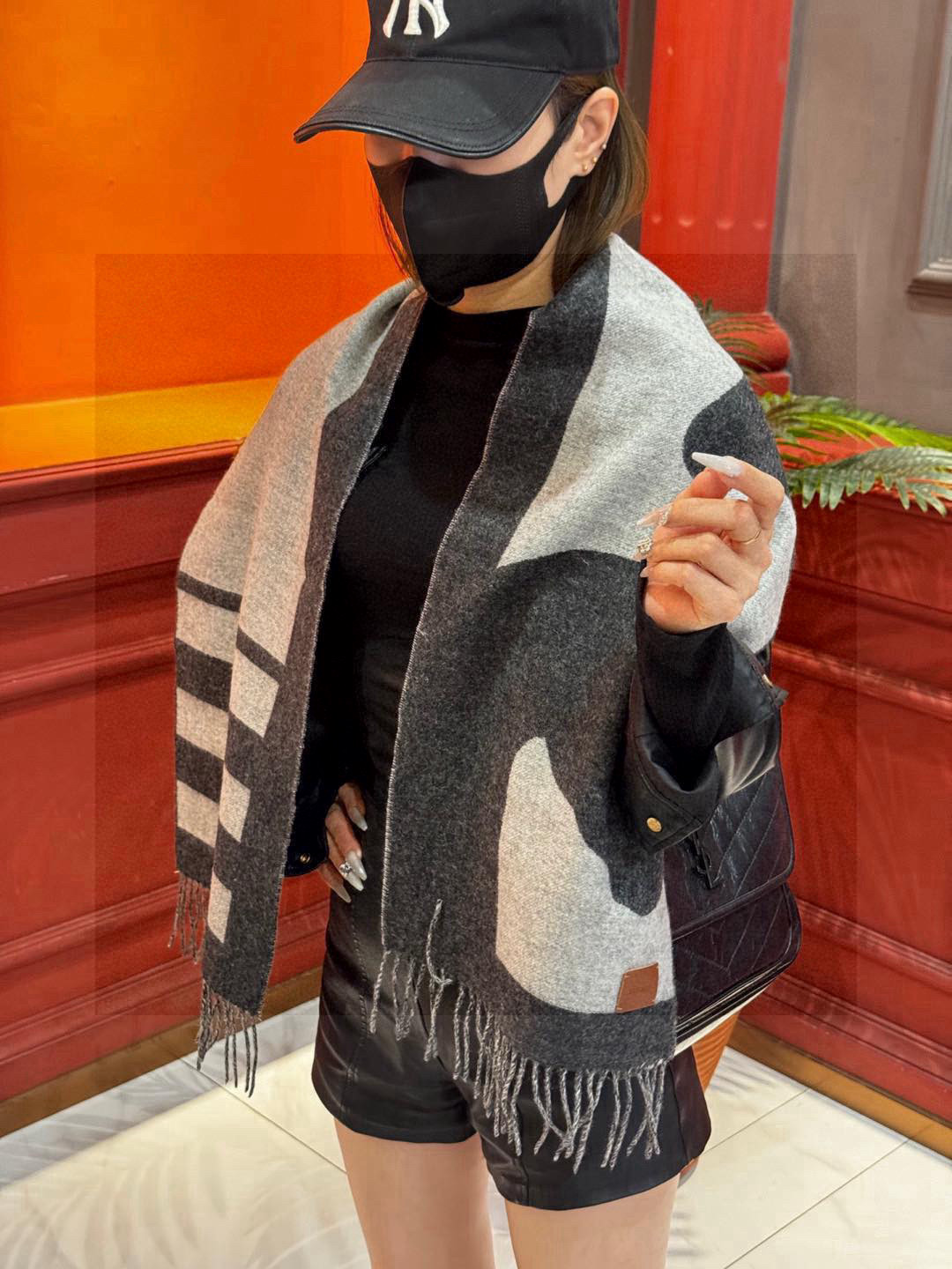   爱马仕新款 这款围巾采用细腻的撞色提花编织，呈现杰夫·麦克菲里奇（Geoff McFetridge）