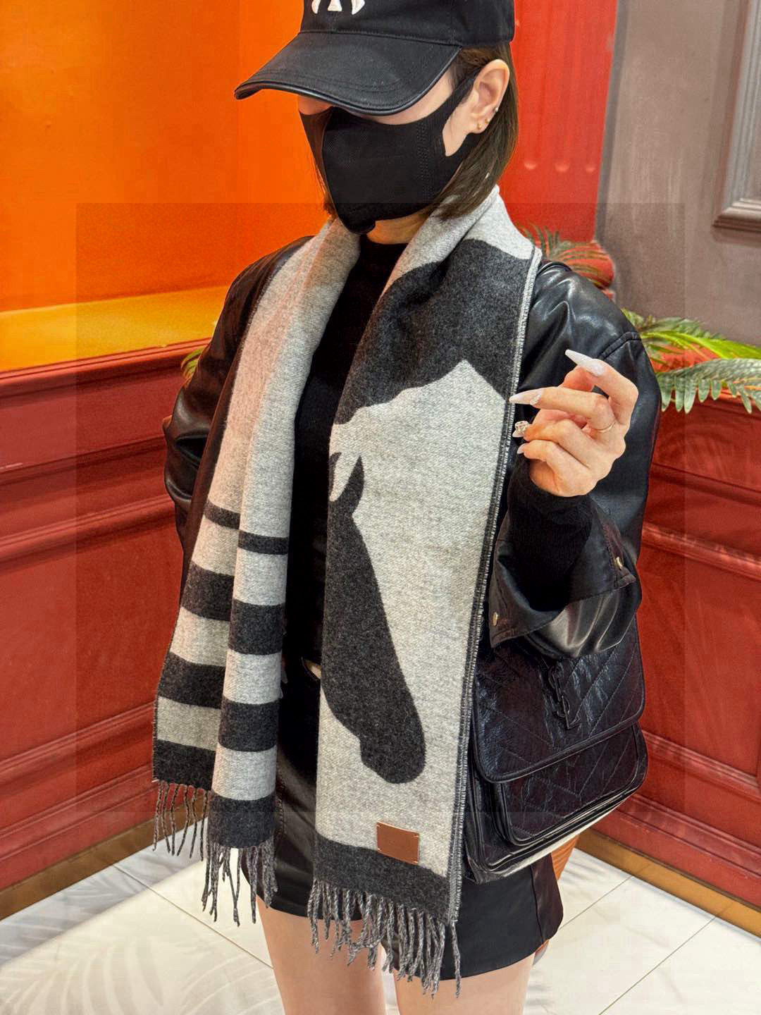   爱马仕新款 这款围巾采用细腻的撞色提花编织，呈现杰夫·麦克菲里奇（Geoff McFetridge）
