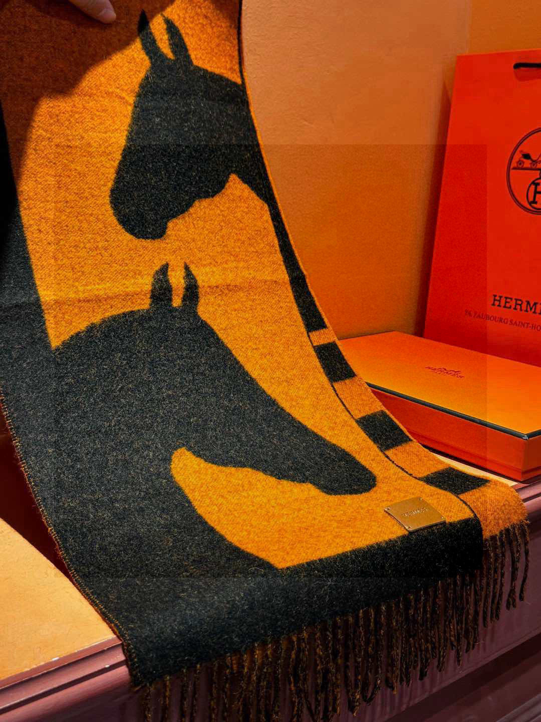   爱马仕新款 这款围巾采用细腻的撞色提花编织，呈现杰夫·麦克菲里奇（Geoff McFetridge）