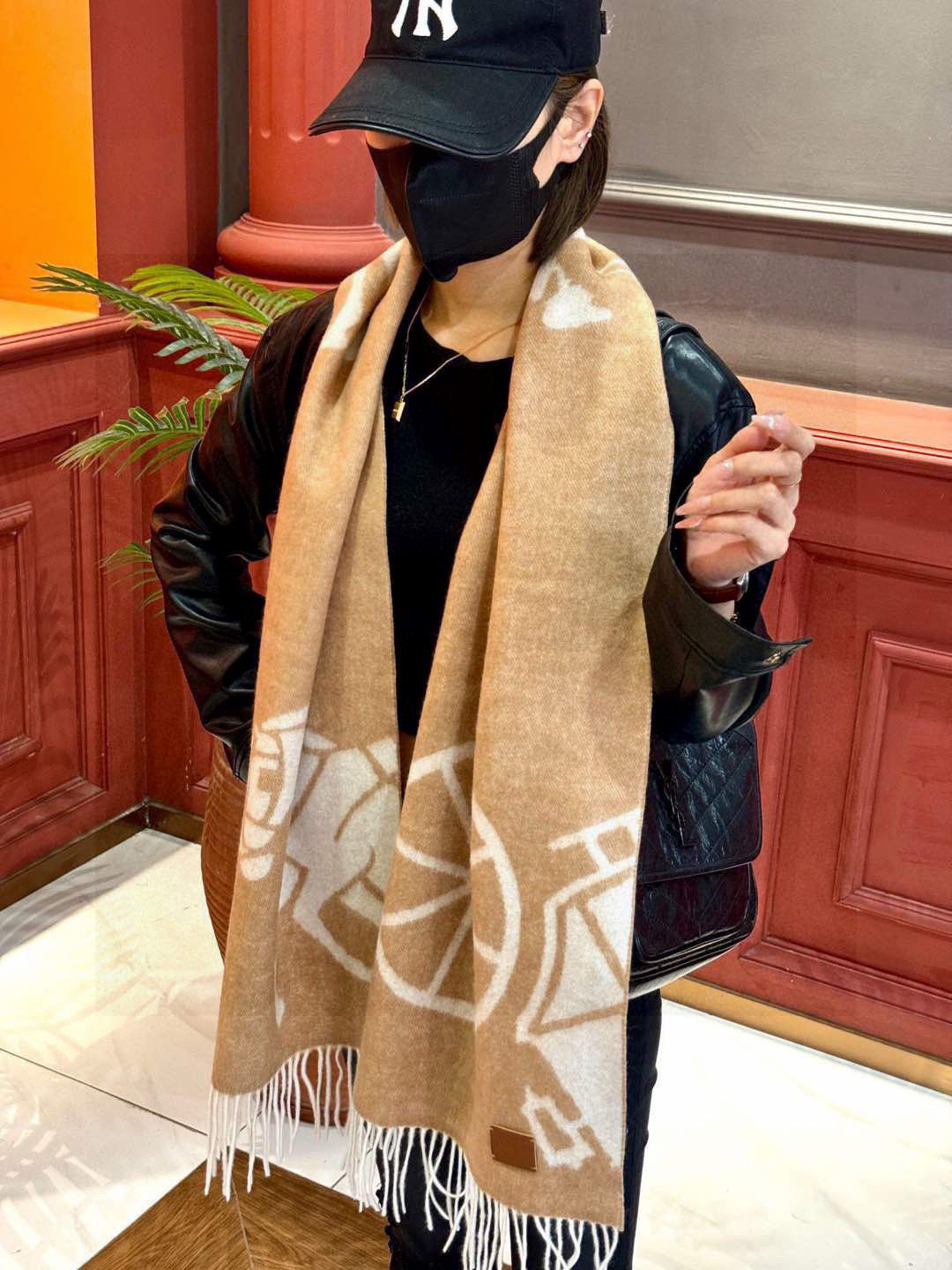   爱马仕👍巴黎时装展商务男士女士羊绒围巾。代工厂臻选上乘的超细羊绒纤维 进行纯手工精梳处理 耗时耗力 