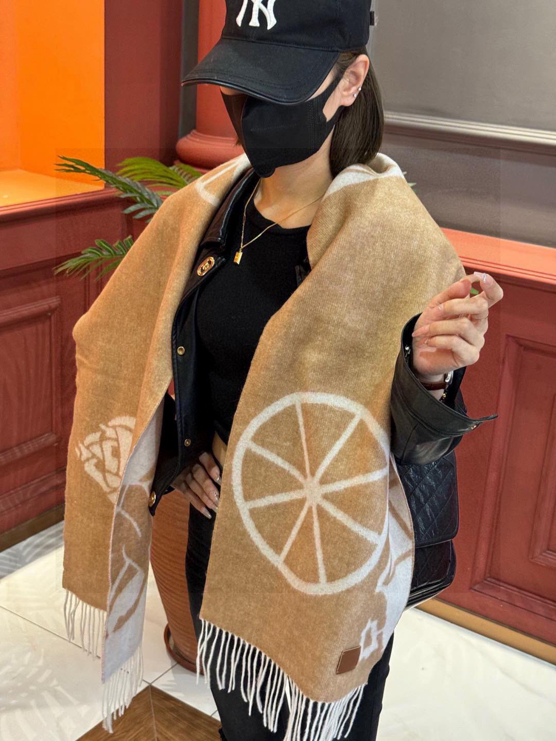   爱马仕👍巴黎时装展商务男士女士羊绒围巾。代工厂臻选上乘的超细羊绒纤维 进行纯手工精梳处理 耗时耗力 