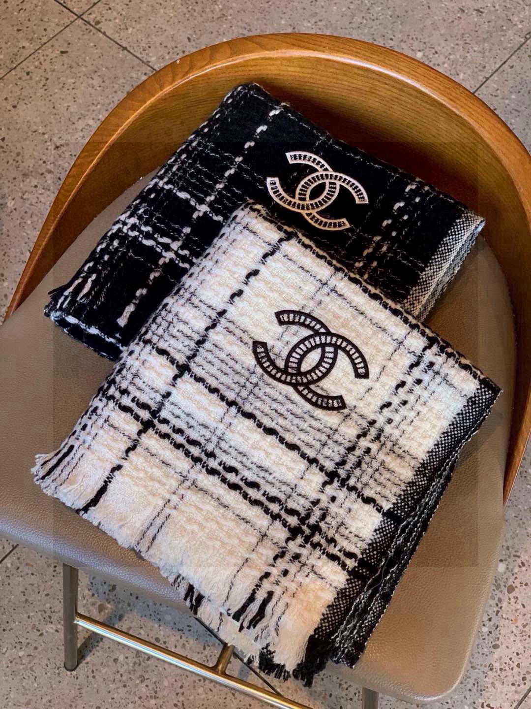  ‼️新😘😘香奈儿（CHANEL）年度最美‼️ 【双C编织格纹披肩】独家渠道原单货‼️年度最新力作 顶极