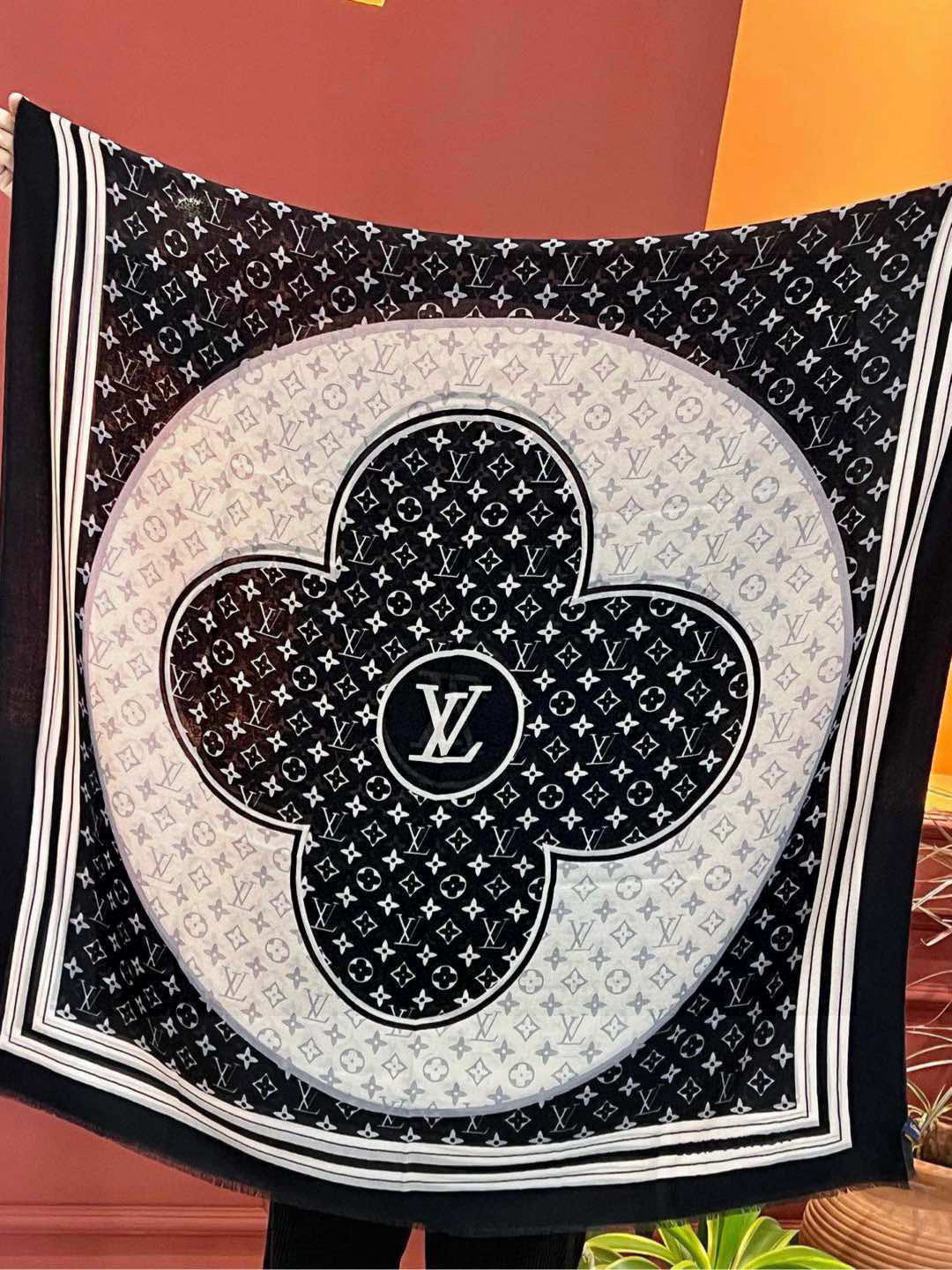   又时髦又百搭！LV新款老花长巾】提升气质和品味的好单品！！四季必备！！真的无敌实用！！Lv难得的羊绒