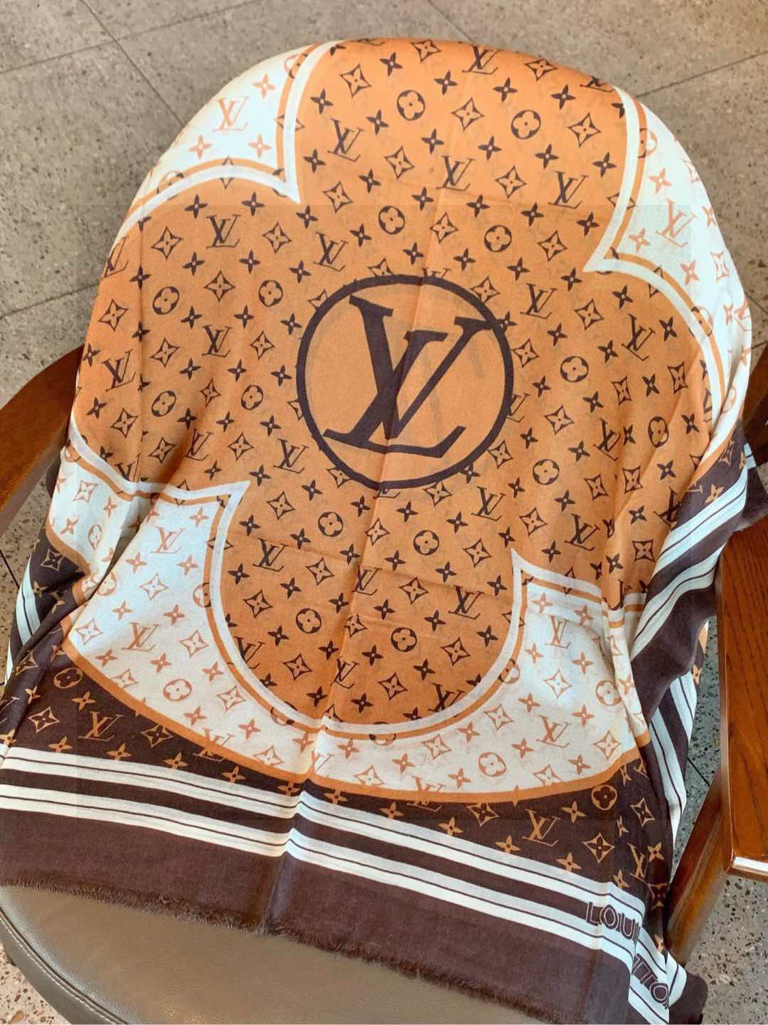   又时髦又百搭！LV新款老花长巾】提升气质和品味的好单品！！四季必备！！真的无敌实用！！Lv难得的羊绒