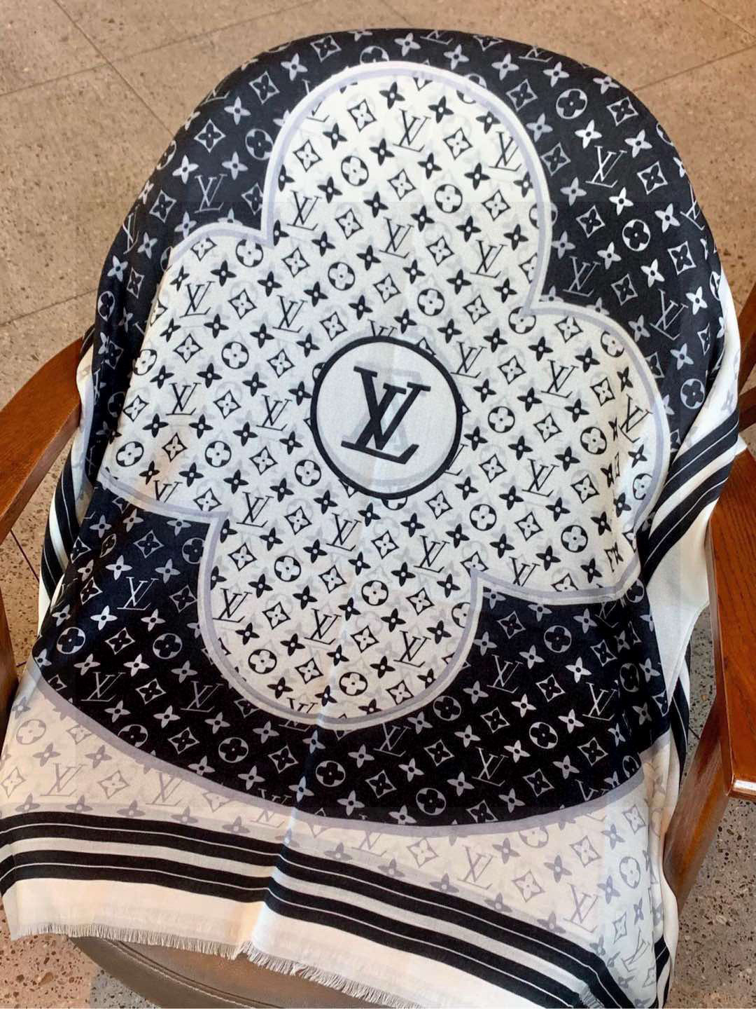   又时髦又百搭！LV新款老花长巾】提升气质和品味的好单品！！四季必备！！真的无敌实用！！Lv难得的羊绒