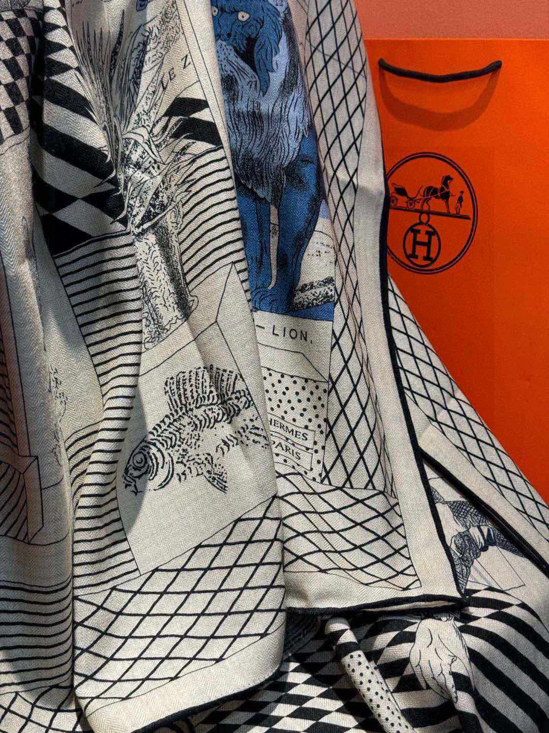 爱马仕新款双面同色 品名 新型大剧院面料:丝绒尺寸:140*140 这款爱马仕点睛配饰可以多种方式佩