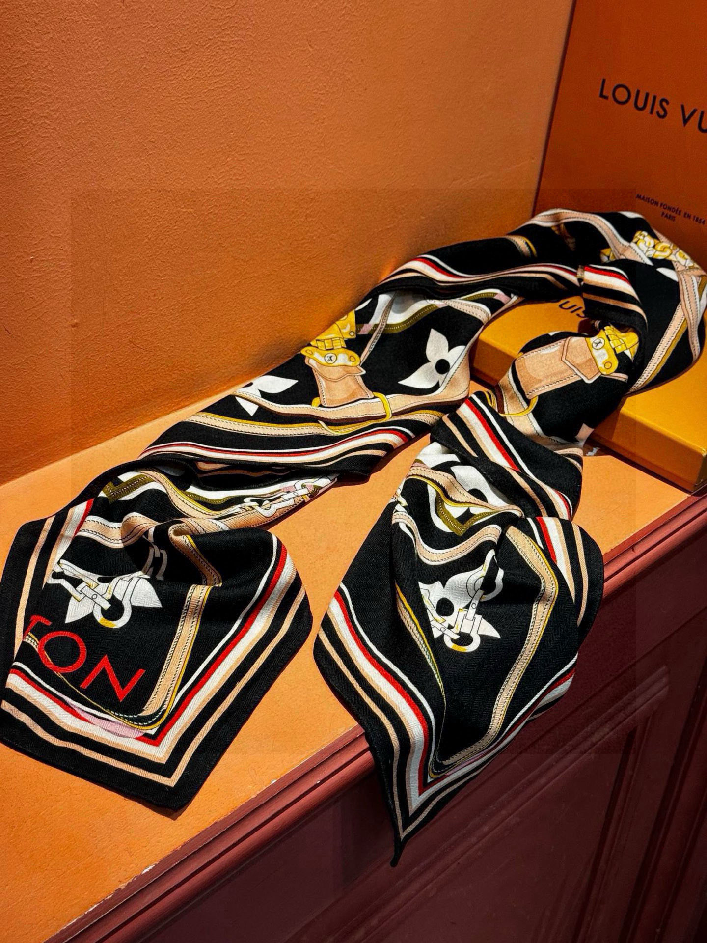  上新❤️ MONOGRAM JACQUARD DENIM
140丝绒 方巾   
【高定版  双面同色