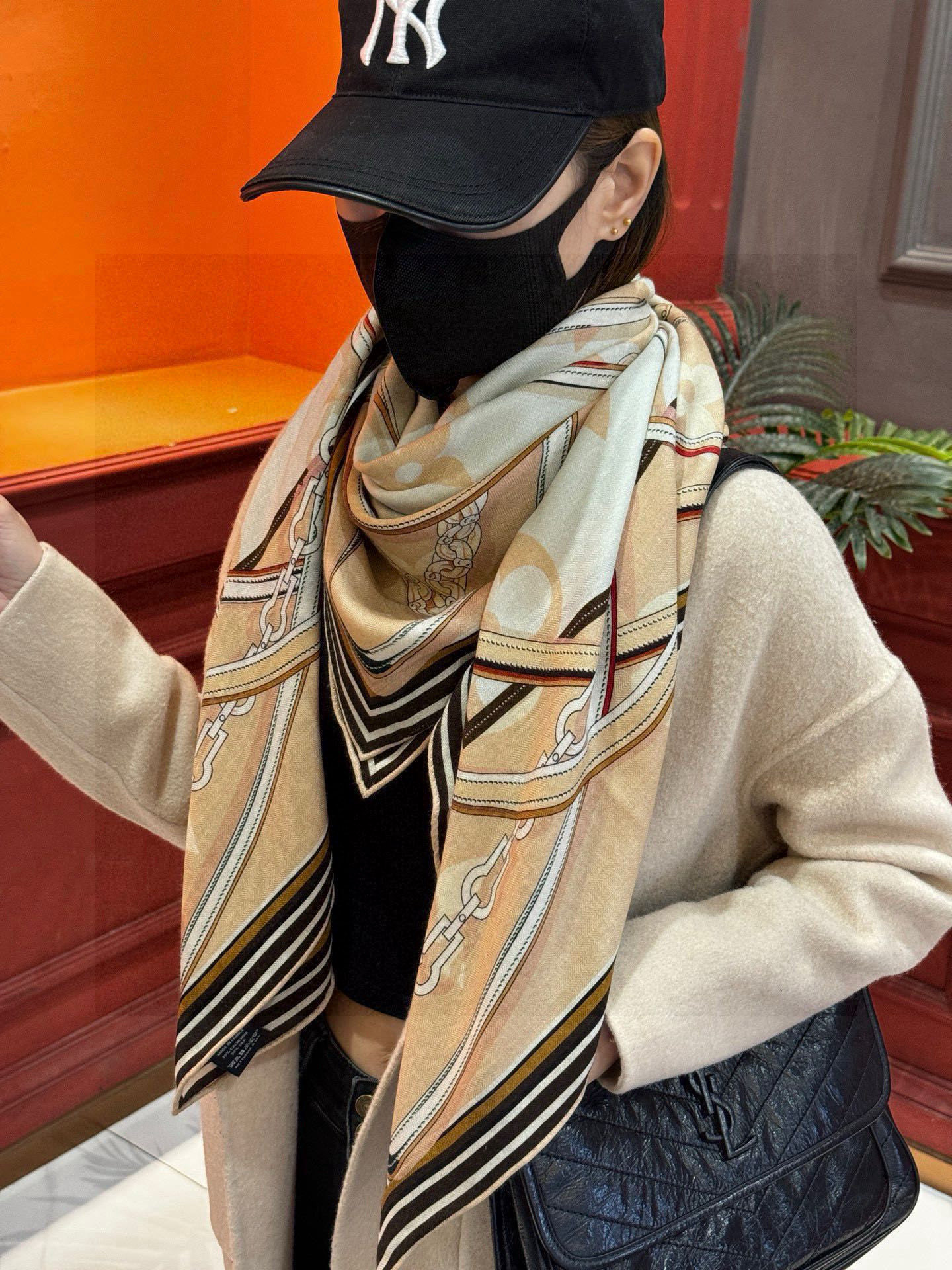  上新❤️ MONOGRAM JACQUARD DENIM
140丝绒 方巾   
【高定版  双面同色