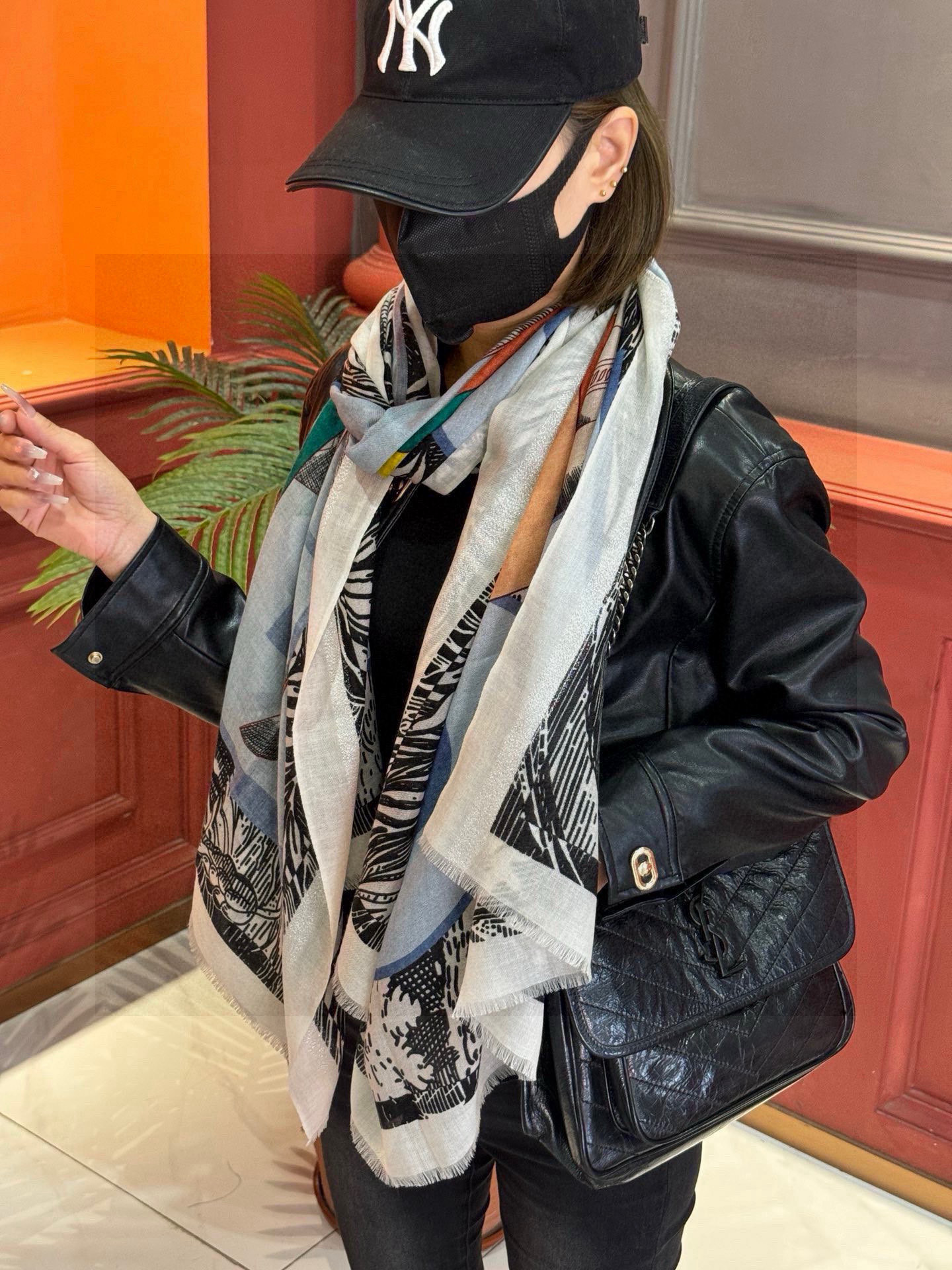   会发光发亮的围巾 爱马仕 专柜同步 买了都说好看羊绒印花‼️推荐💕顶级工艺超值‼️爱马仕专柜爆款🎁🎁