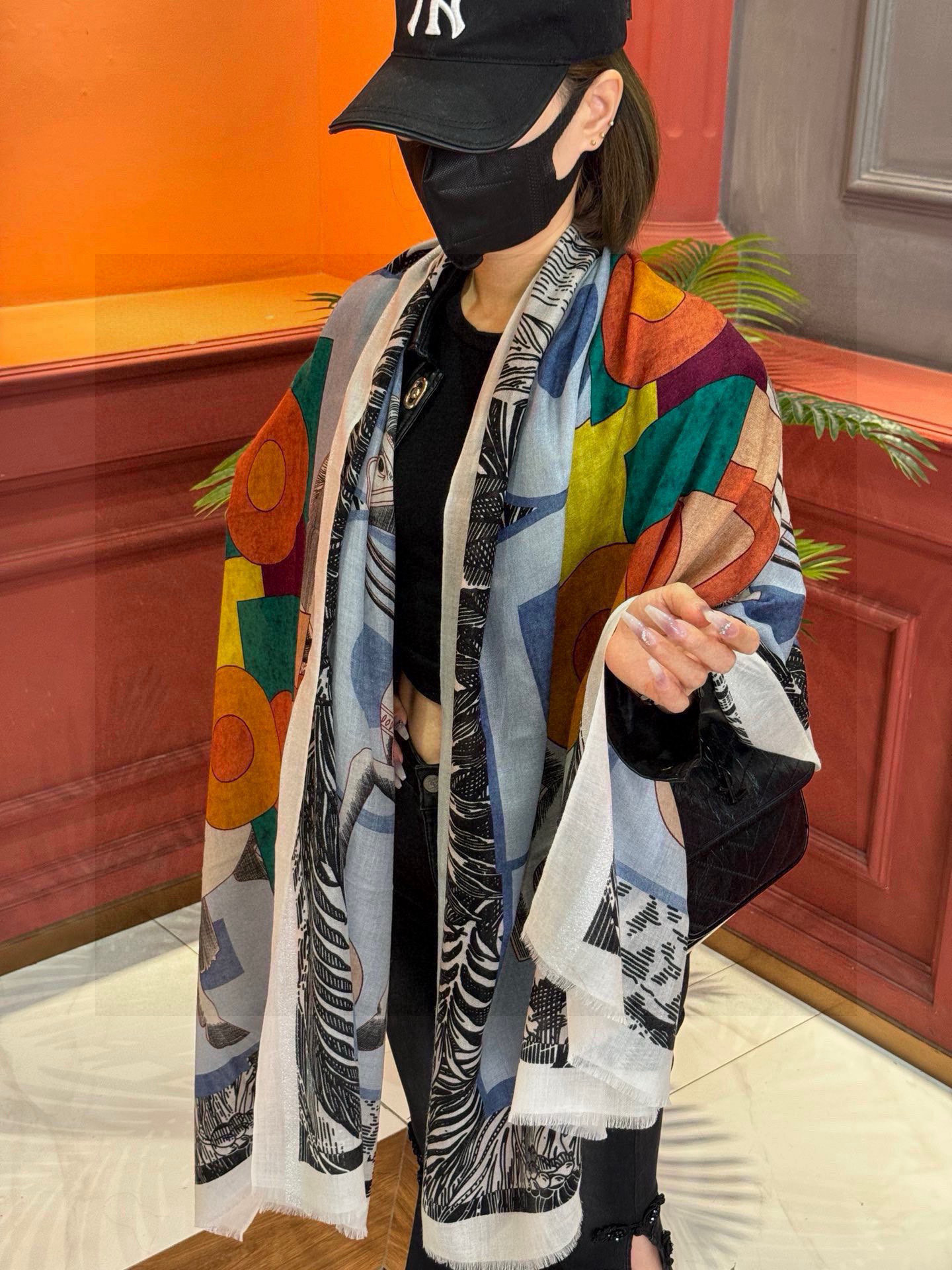   会发光发亮的围巾 爱马仕 专柜同步 买了都说好看羊绒印花‼️推荐💕顶级工艺超值‼️爱马仕专柜爆款🎁🎁