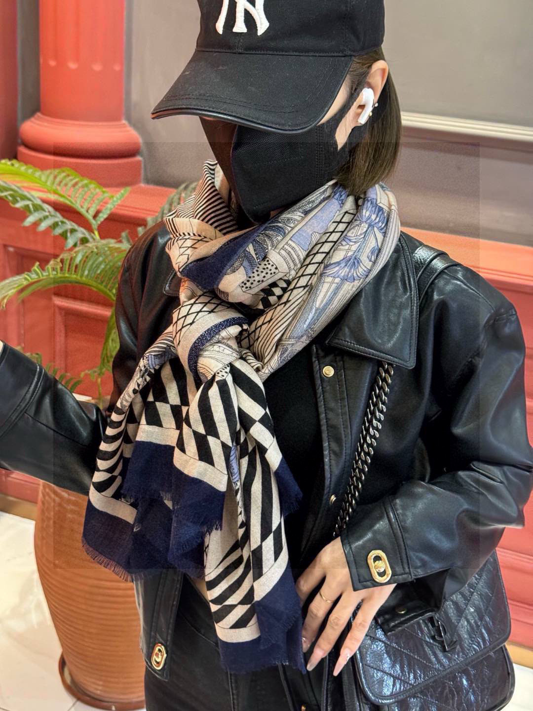   会发光发亮的围巾 爱马仕 专柜同步 买了都说好看羊绒印花‼️推荐💕顶级工艺超值‼️爱马仕专柜爆款🎁🎁