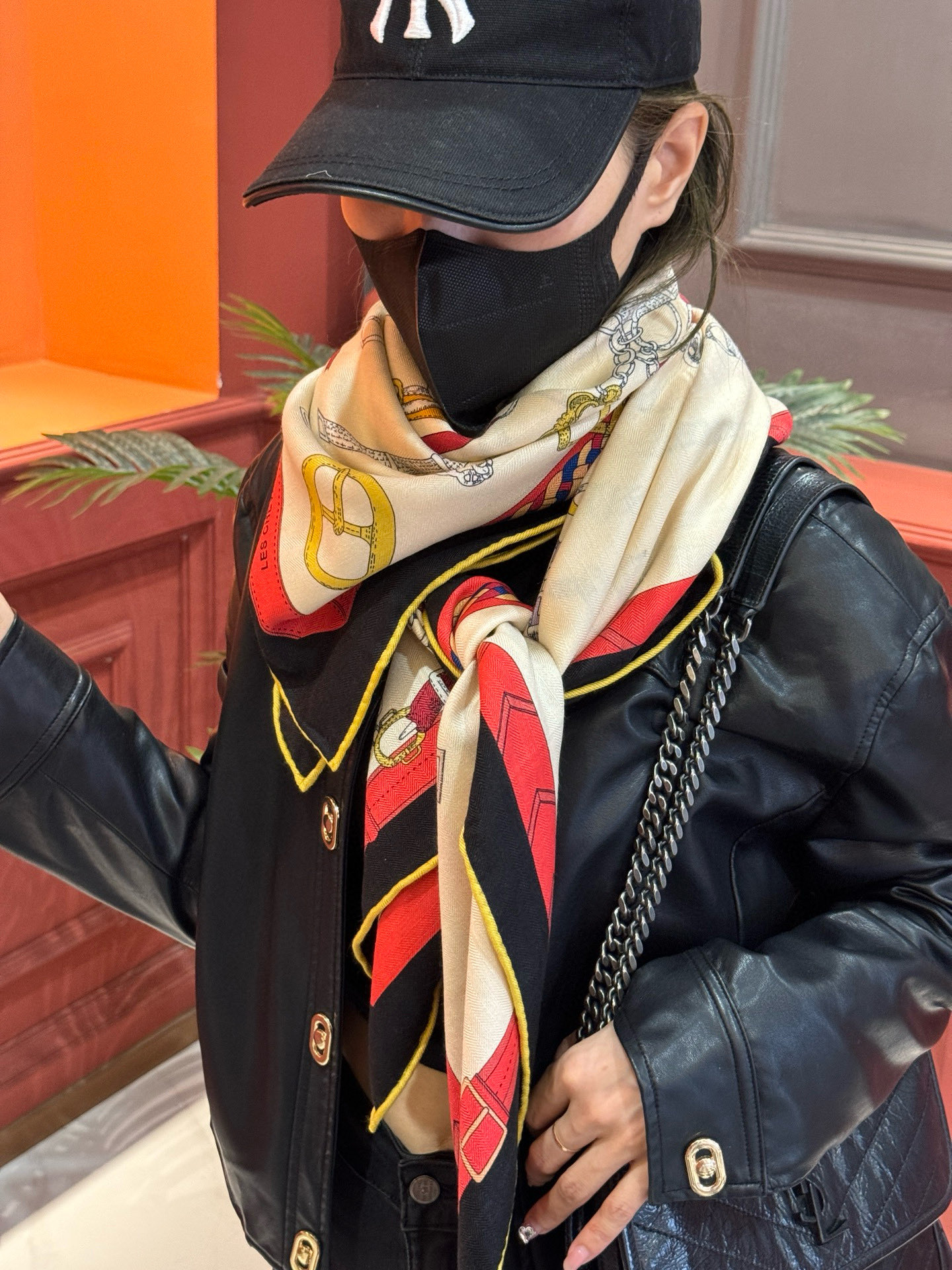  羊绒新款🆕👏👏买了都说好看‼️推荐💕爱马仕双面同色羊绒方巾【跃动的马儿双面同色140】，顶级工艺超值‼