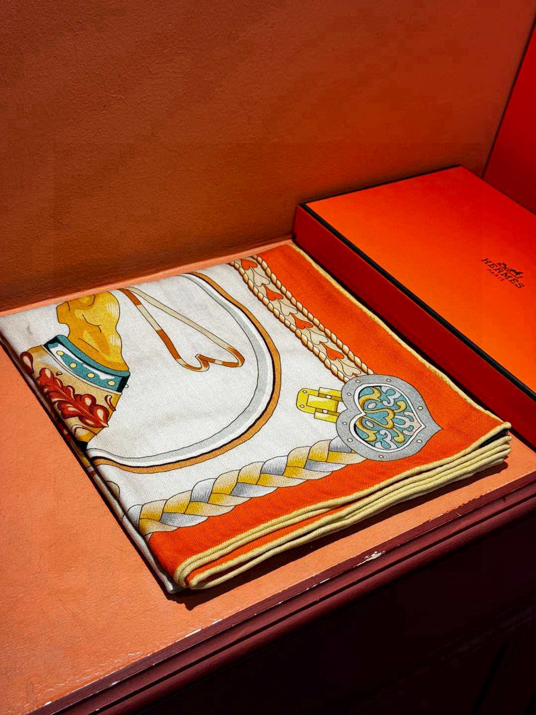 【双面同色】原单爱马仕140cm丝绒方巾💕 甜蜜的鞍具,装饰家芳登和佩西耶设计的一款餐盘增添骑士般的浪