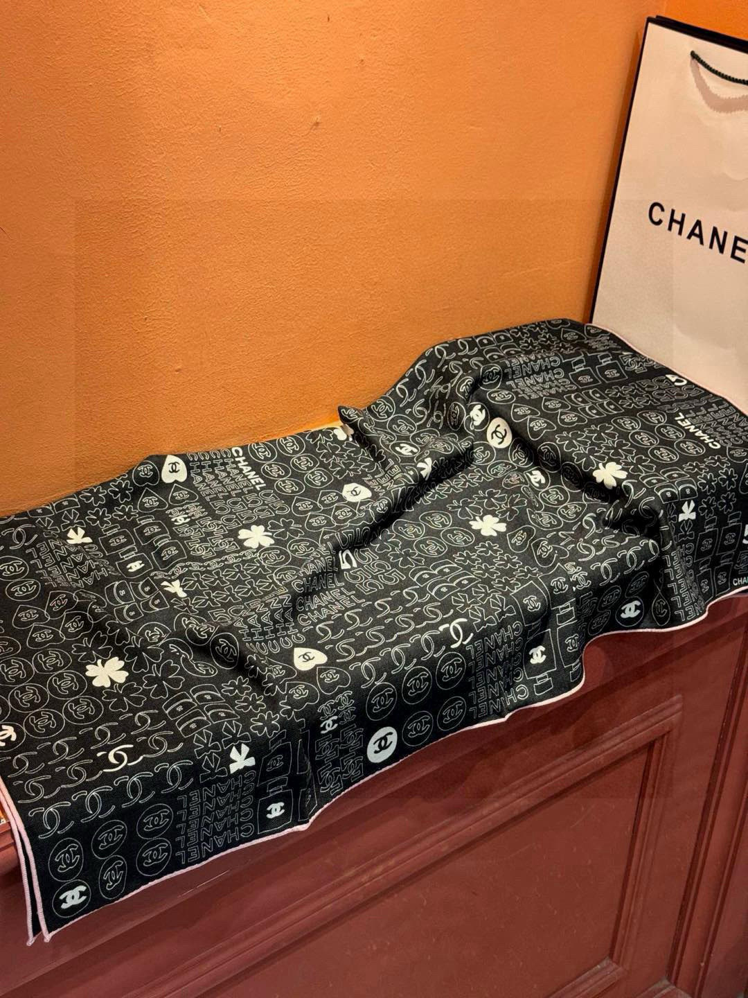 上新❤️
【2025Chanel】
经典茶花优雅Coco风,Chanel最新菱格丝绒大方巾~气质到