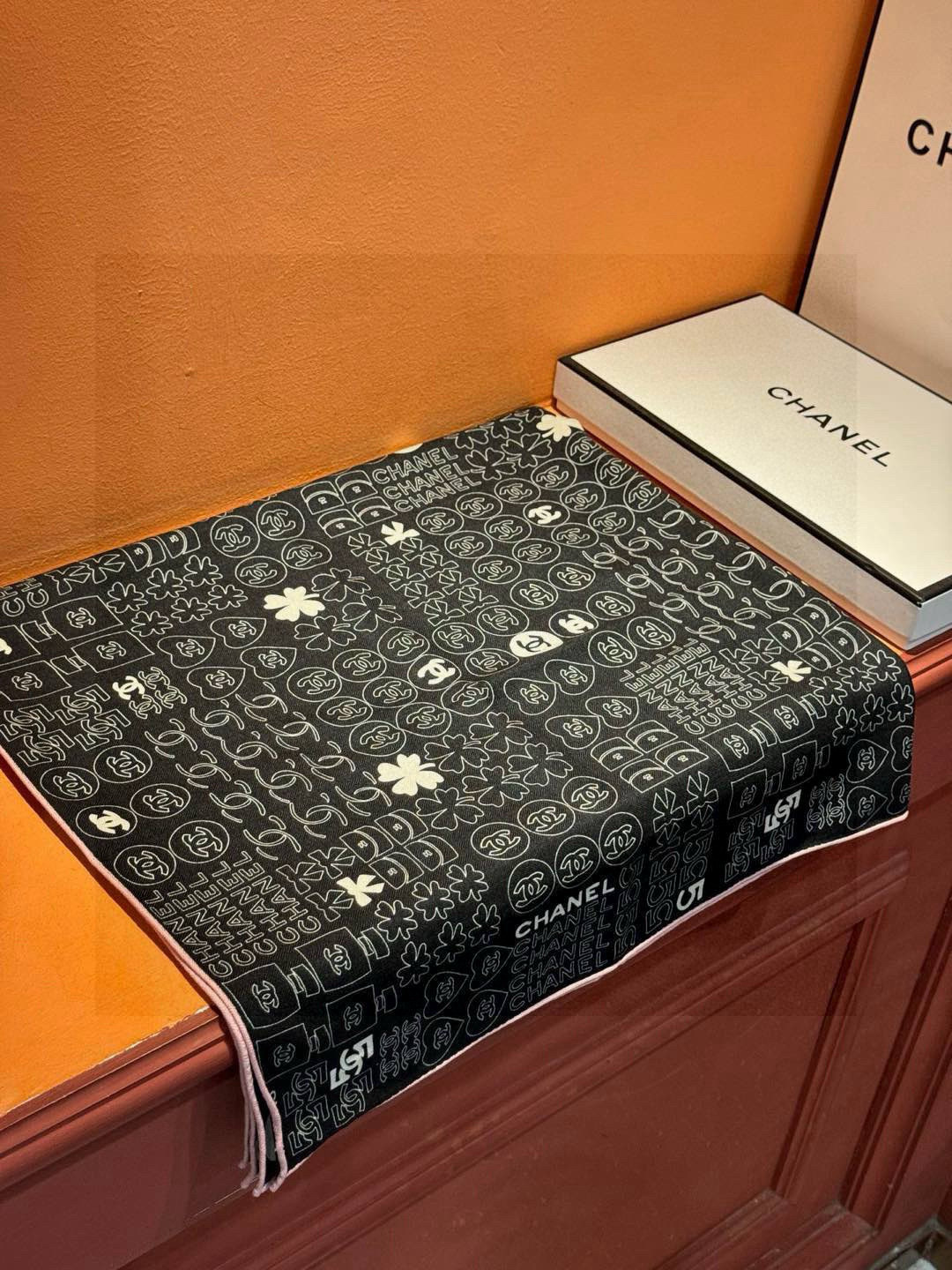 上新❤️
【2025Chanel】
经典茶花优雅Coco风,Chanel最新菱格丝绒大方巾~气质到