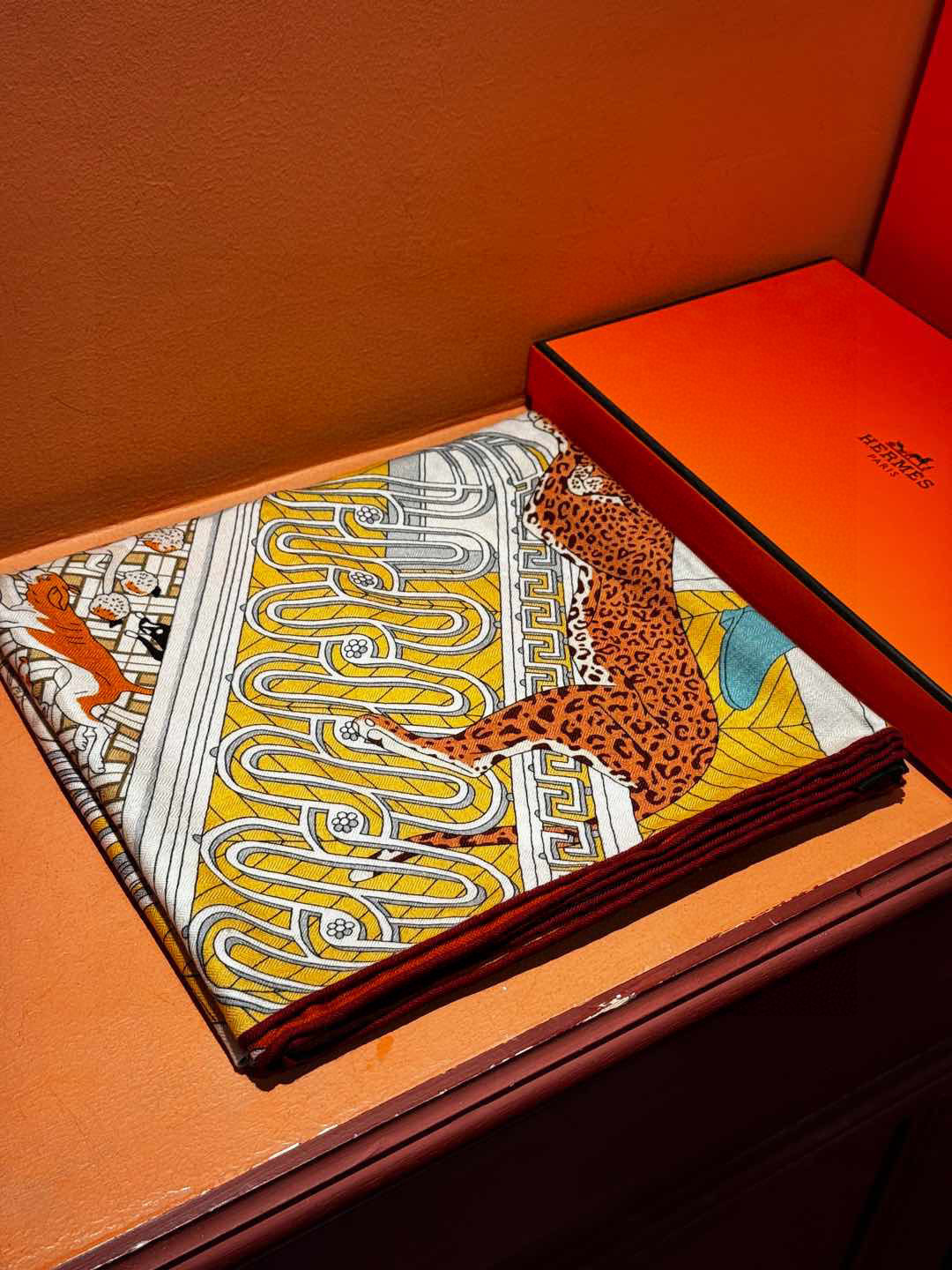 💟上新💞｛24号之谜｝羊绒大方巾双面同色140手工卷边
H家是创意和作品故事的无限源泉，每季皆推出全新