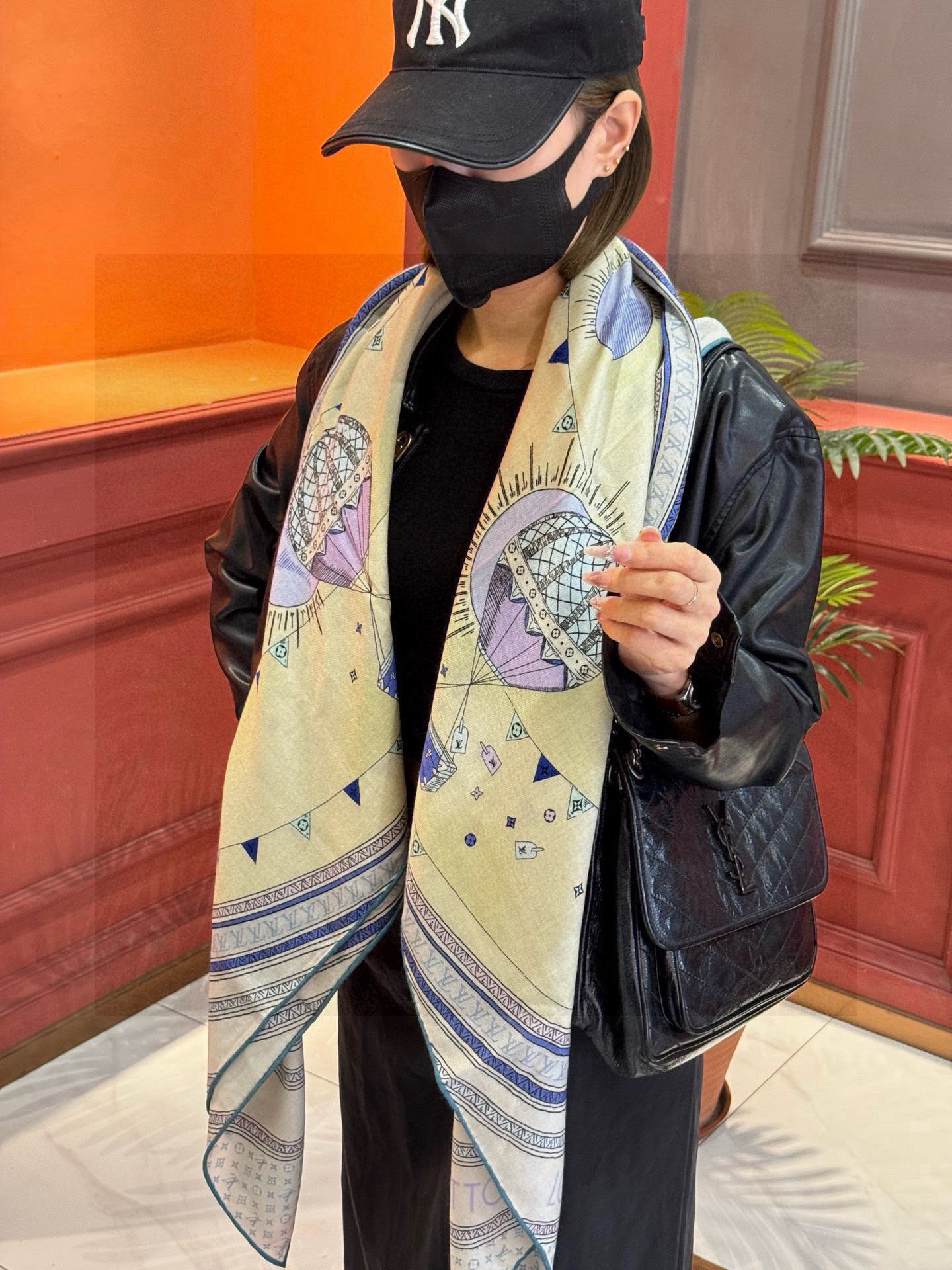 ❄【双面同色】原单Lv140cm丝绒方巾,《热气球》,本款方巾全新加入 U价🉐️ and Away 系列