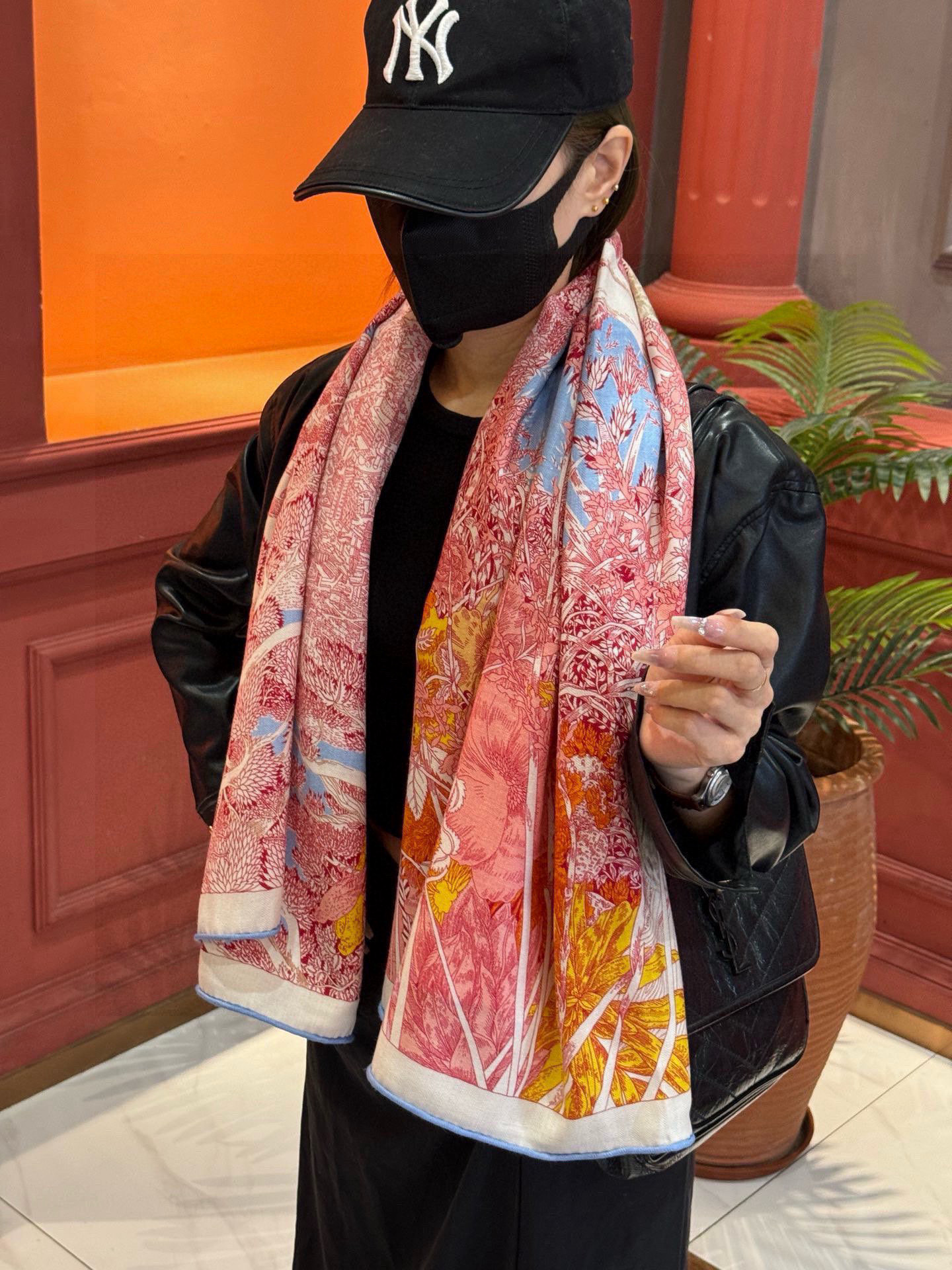   爱马仕～秋冬搭配利器❗️顶级双面同色 版真丝羊绒披肩！！1条等于2条】点睛精彩，图案和配色都超级喜欢