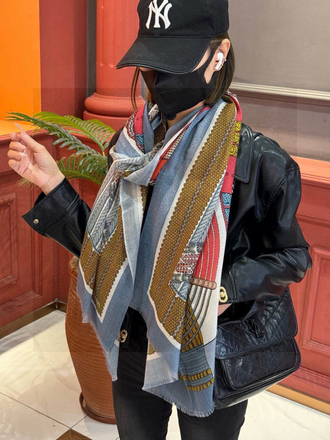   会发光发亮的围巾 爱马仕 专柜同步 买了都说好看羊绒印花‼️推荐💕顶级工艺超值‼️爱马仕专柜爆款🎁🎁