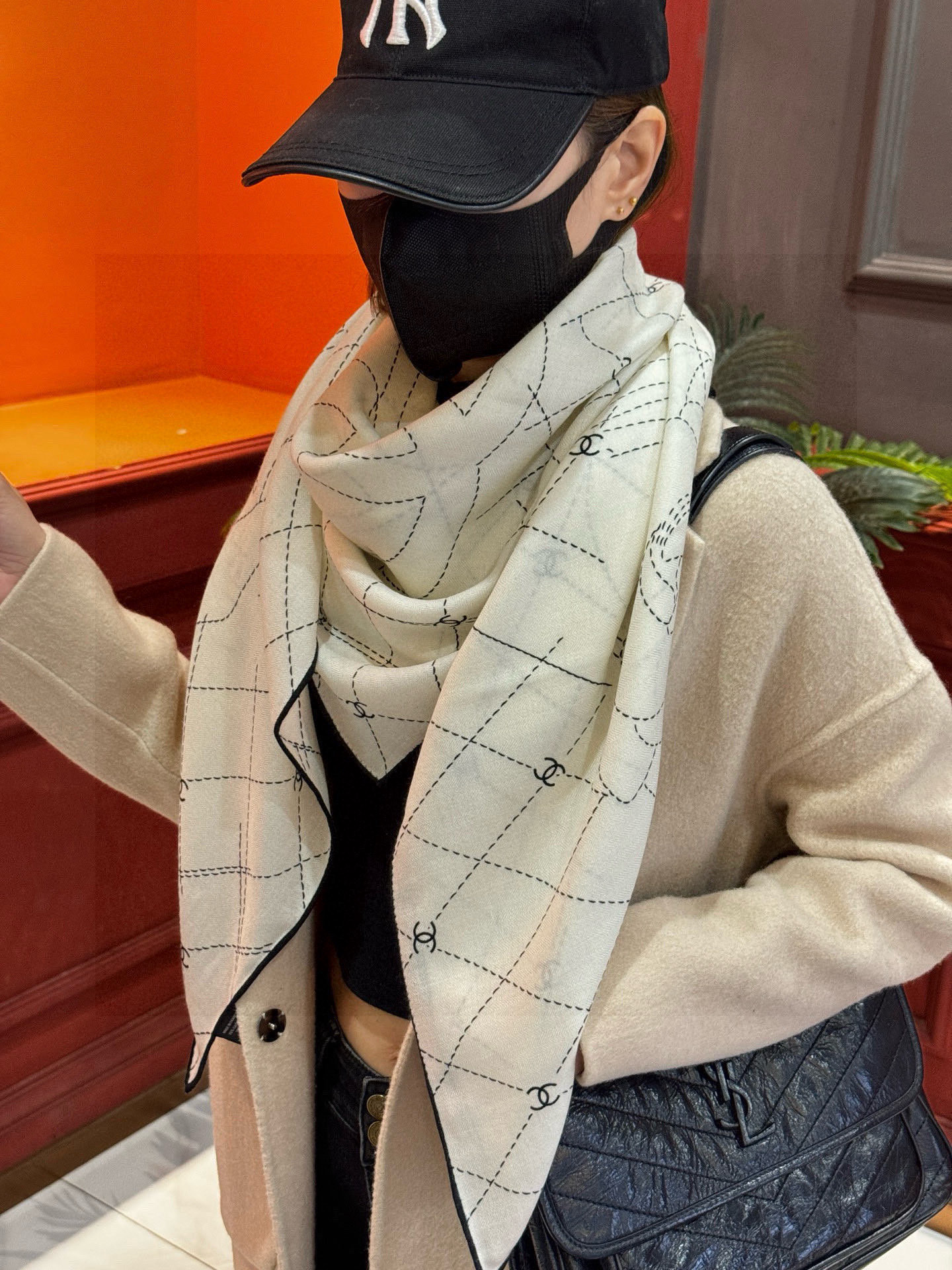 【升级双面同色 加密面料】 上新❤️ 
140*140台版印花  黑白二色 
 高级都市新贵！山茶花的再