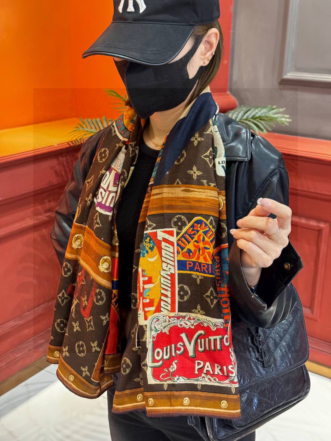 
【LV】上新❤️
 路易威登 一款值得品细节的高货
抠细节，从一个小块的配色去打败市场货
140方巾 