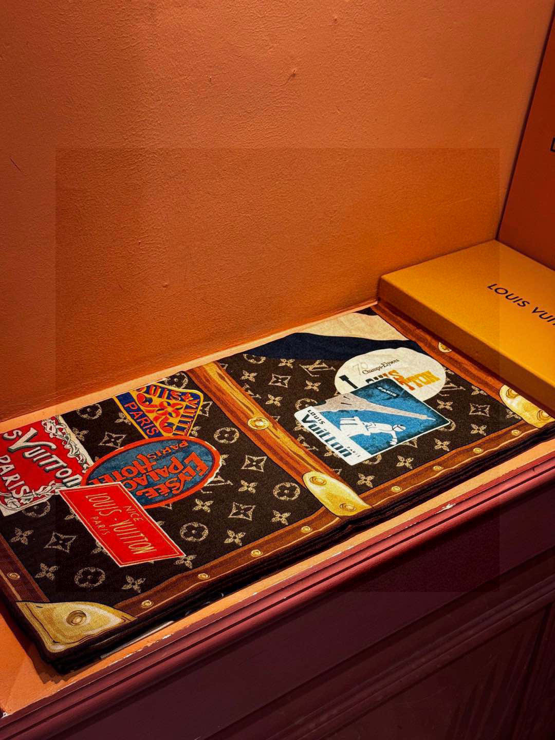 
【LV】上新❤️
 路易威登 一款值得品细节的高货
抠细节，从一个小块的配色去打败市场货
140方巾 