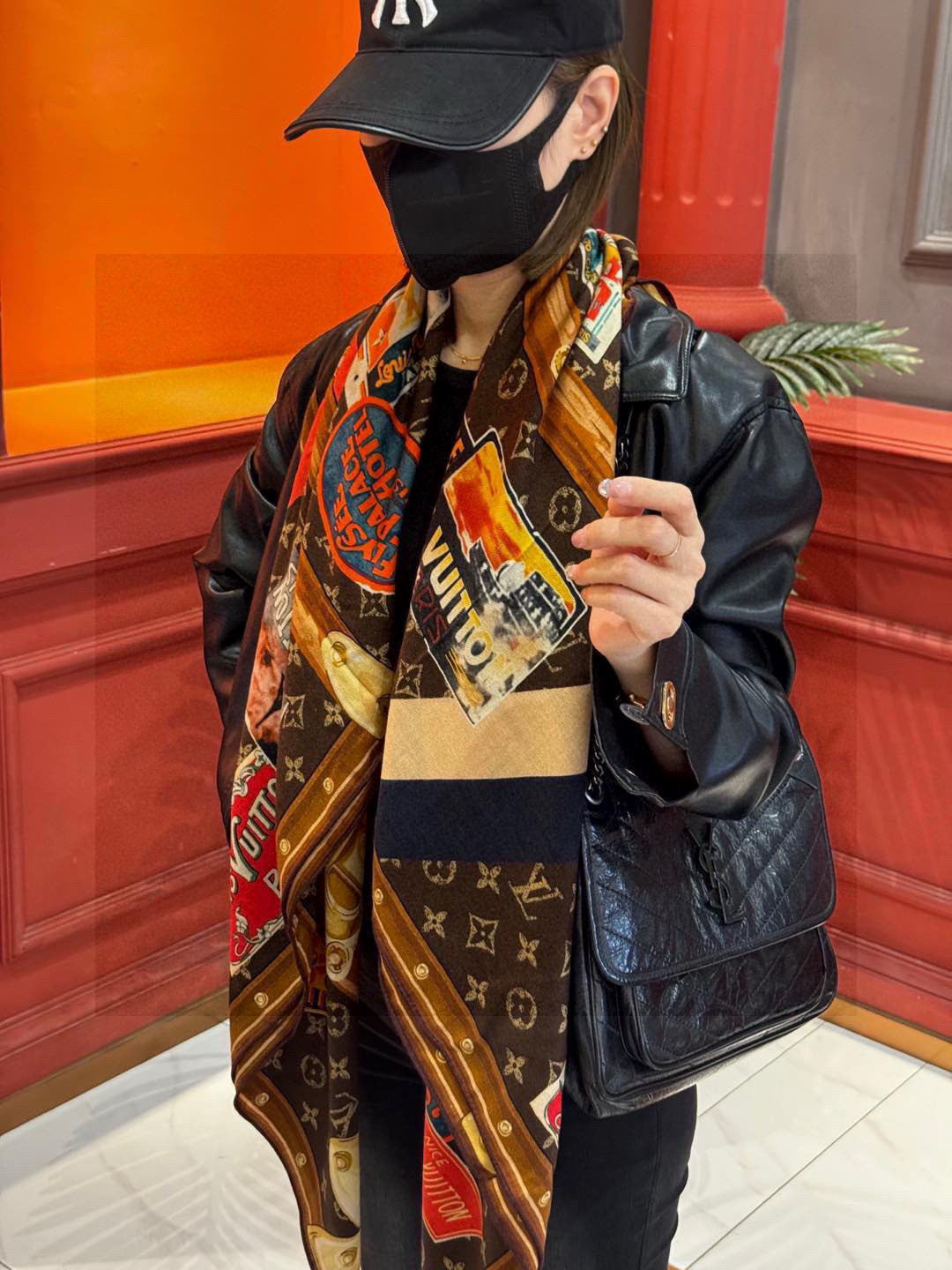 
【LV】上新❤️
 路易威登 一款值得品细节的高货
抠细节，从一个小块的配色去打败市场货
140方巾 