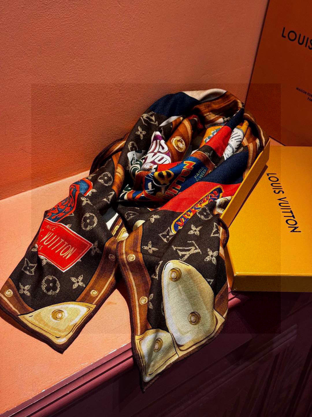 
【LV】上新❤️
 路易威登 一款值得品细节的高货
抠细节，从一个小块的配色去打败市场货
140方巾 