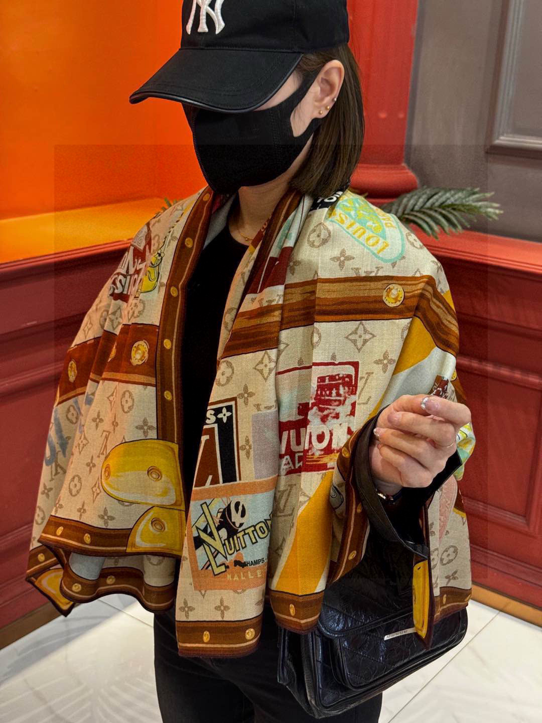 
【LV】上新❤️
 路易威登 一款值得品细节的高货
抠细节，从一个小块的配色去打败市场货
140方巾 
