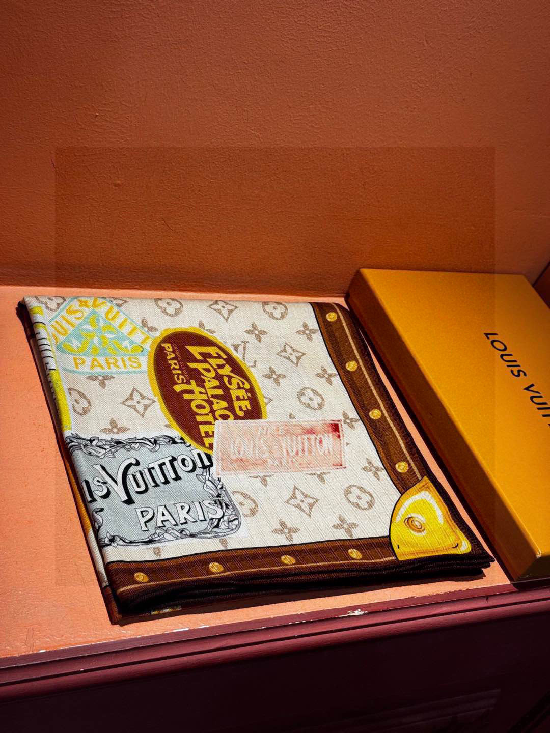 
【LV】上新❤️
 路易威登 一款值得品细节的高货
抠细节，从一个小块的配色去打败市场货
140方巾 