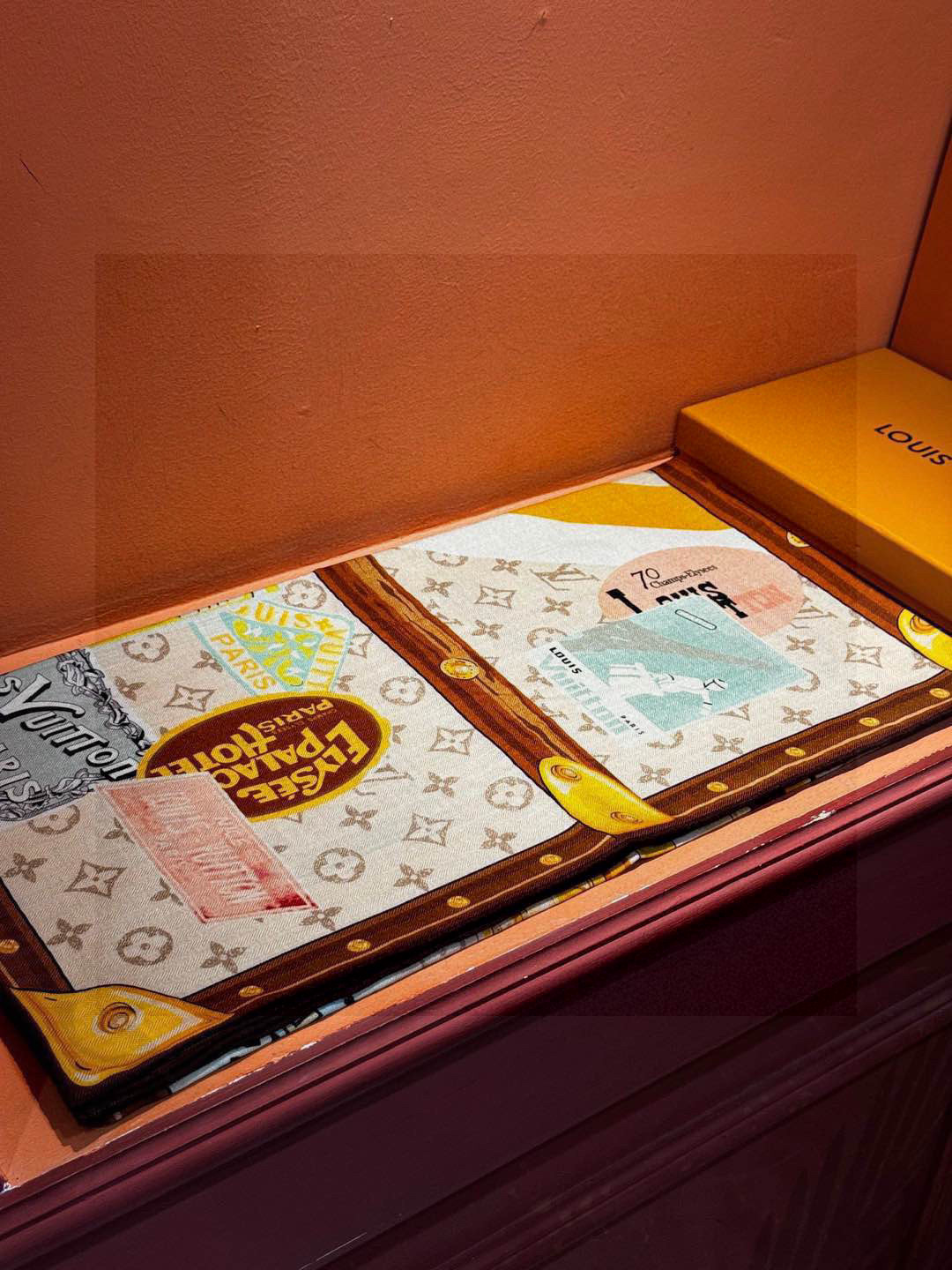 
【LV】上新❤️
 路易威登 一款值得品细节的高货
抠细节，从一个小块的配色去打败市场货
140方巾 