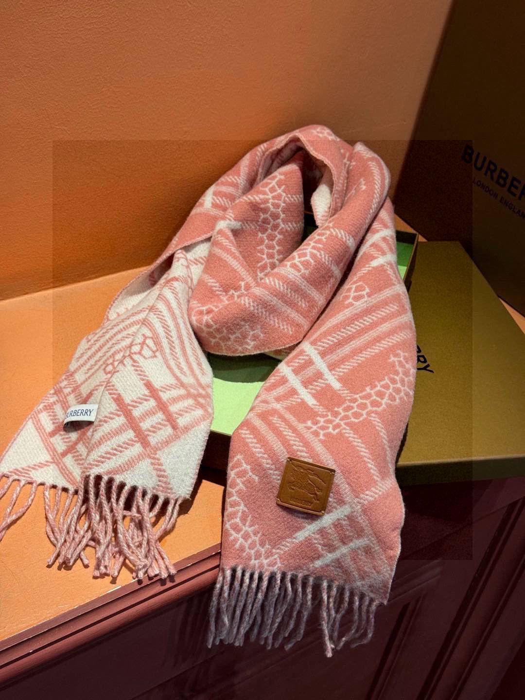   双面围巾 🆕Burberry · 巴宝莉格子围巾❗️好看的要疯掉了，太有型太有魅力了❗️❗️非常斯文
