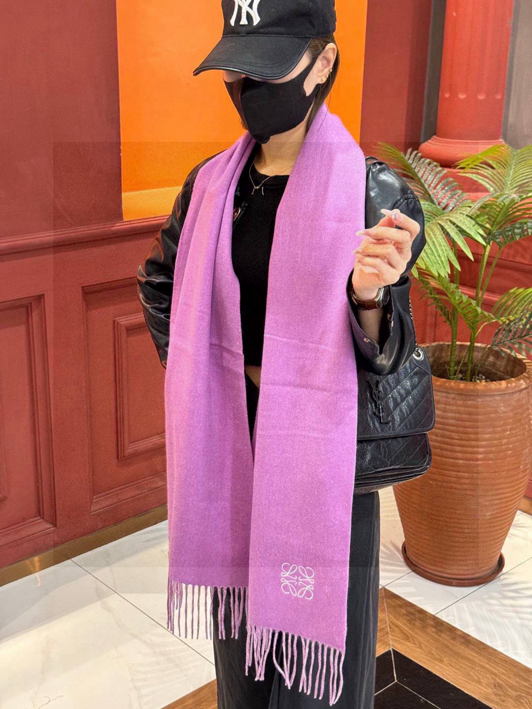  罗意威👍巴黎时装展商务男士女士通用双面羊绒披肩。代工厂臻选上乘的超细羊绒纤维 进行纯手工精梳处理 耗时