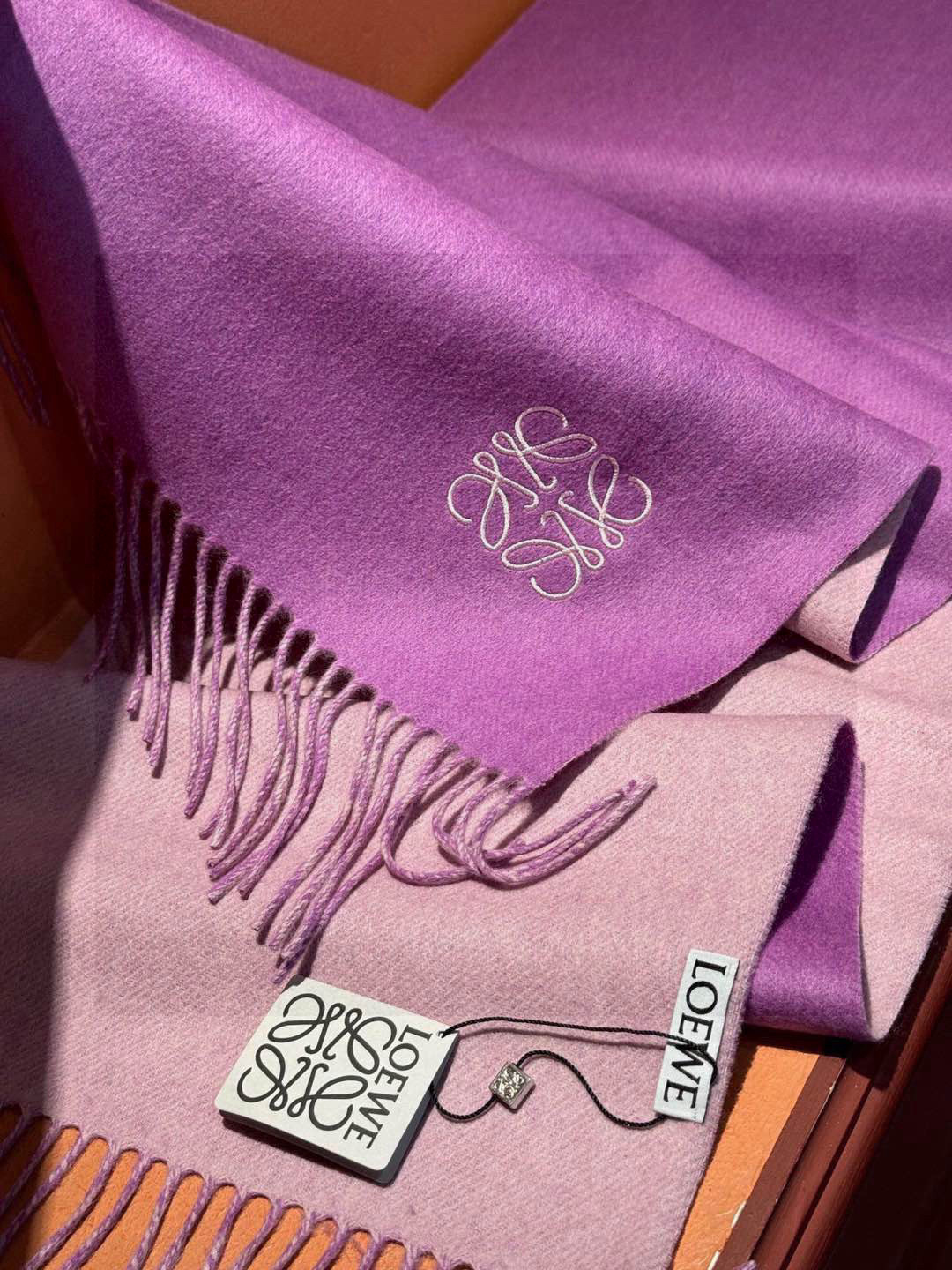  罗意威👍巴黎时装展商务男士女士通用双面羊绒披肩。代工厂臻选上乘的超细羊绒纤维 进行纯手工精梳处理 耗时
