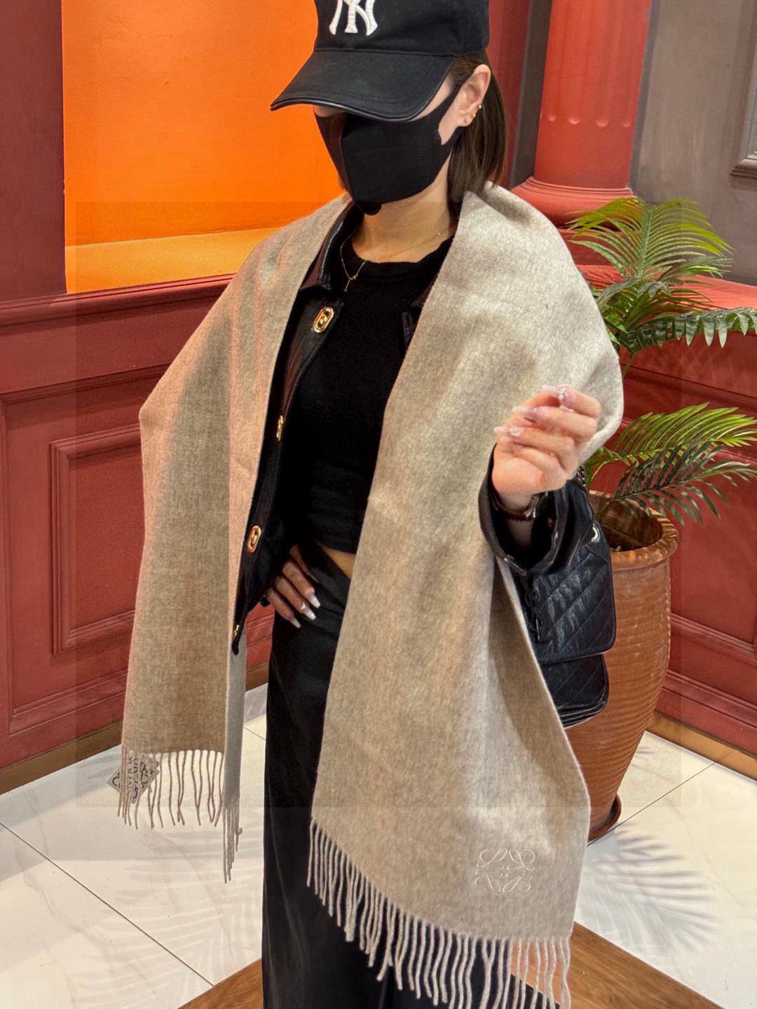  罗意威👍巴黎时装展商务男士女士通用双面羊绒披肩。代工厂臻选上乘的超细羊绒纤维 进行纯手工精梳处理 耗时