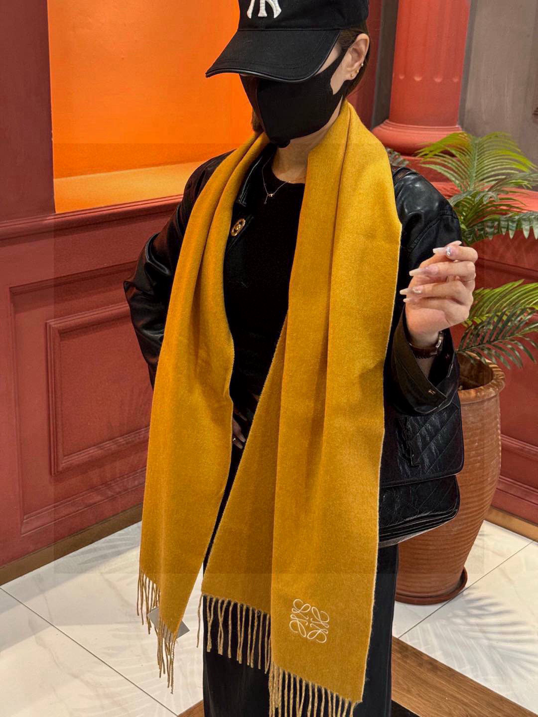  罗意威👍巴黎时装展商务男士女士通用双面羊绒披肩。代工厂臻选上乘的超细羊绒纤维 进行纯手工精梳处理 耗时