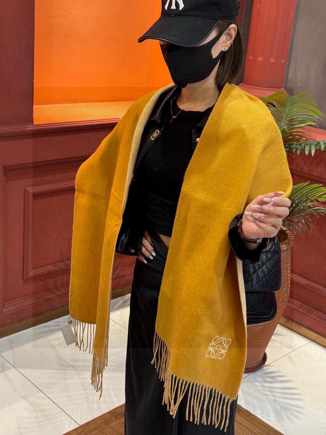  罗意威👍巴黎时装展商务男士女士通用双面羊绒披肩。代工厂臻选上乘的超细羊绒纤维 进行纯手工精梳处理 耗时
