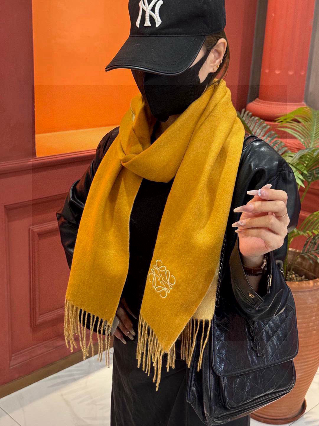  罗意威👍巴黎时装展商务男士女士通用双面羊绒披肩。代工厂臻选上乘的超细羊绒纤维 进行纯手工精梳处理 耗时