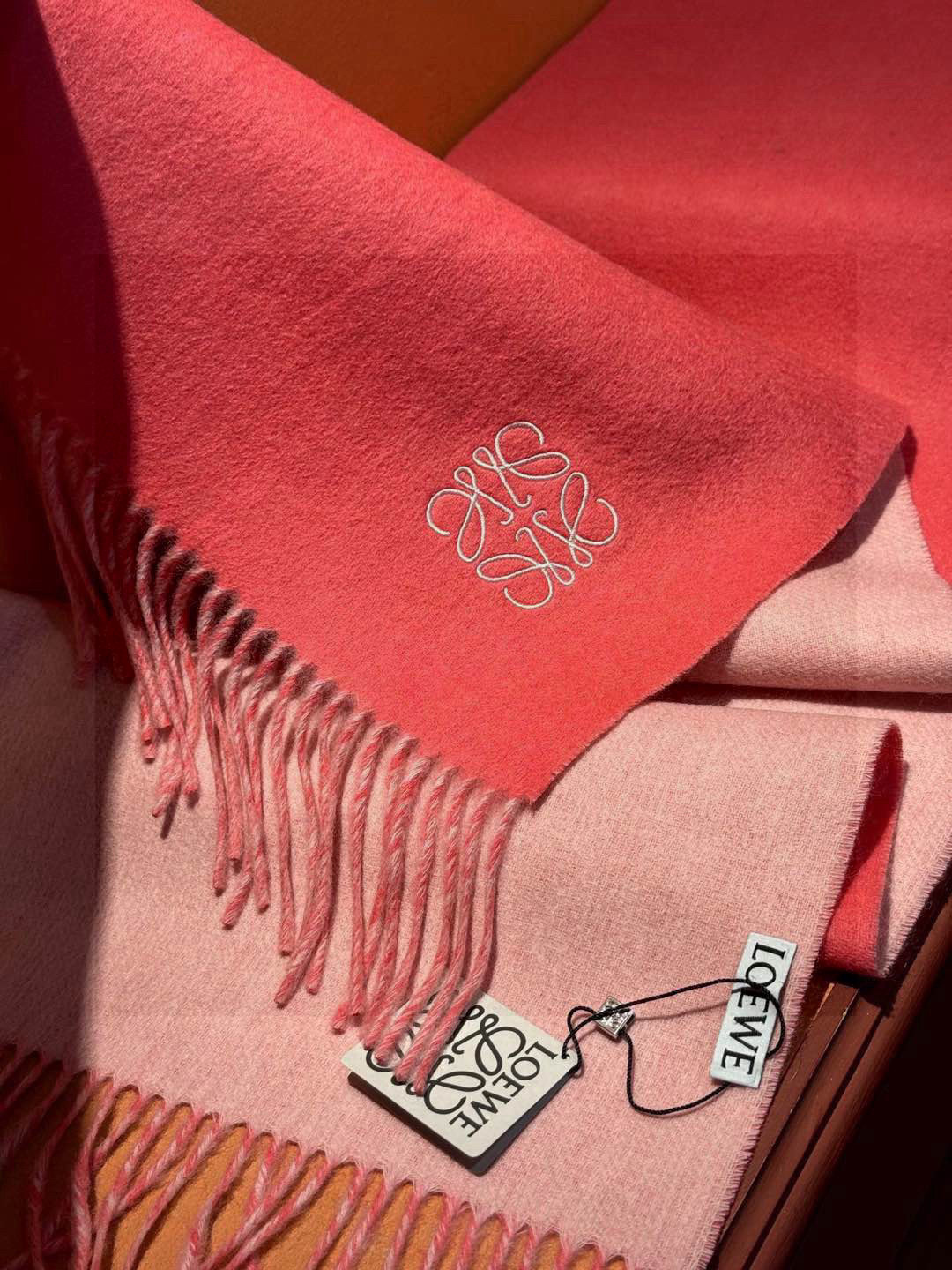  罗意威👍巴黎时装展商务男士女士通用双面羊绒披肩。代工厂臻选上乘的超细羊绒纤维 进行纯手工精梳处理 耗时