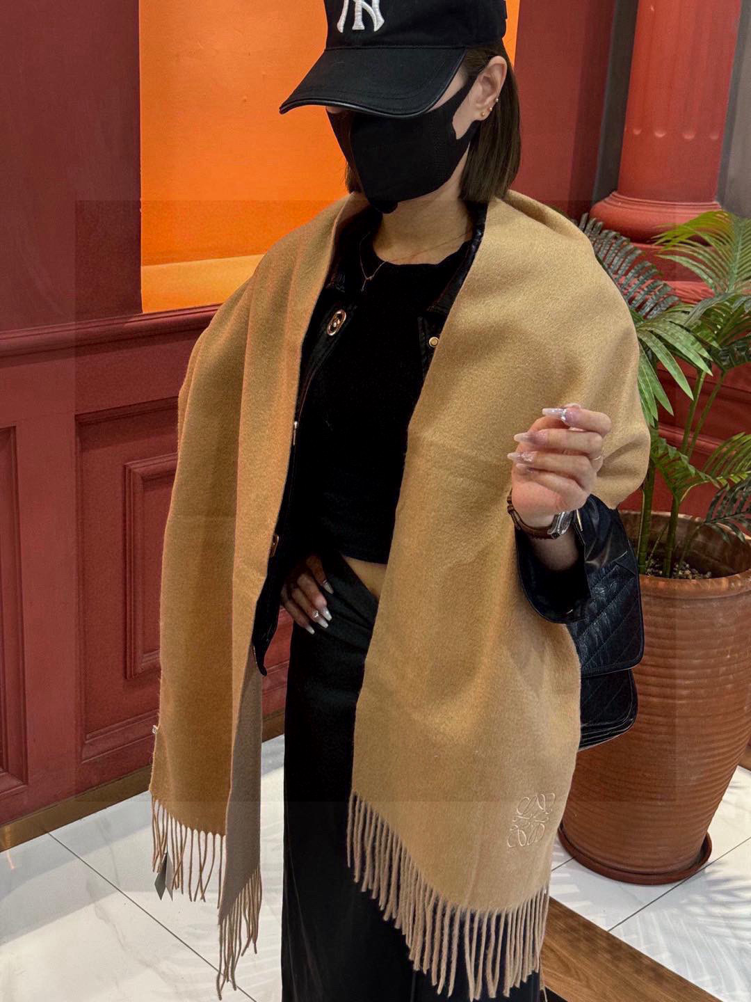  罗意威👍巴黎时装展商务男士女士通用双面羊绒披肩。代工厂臻选上乘的超细羊绒纤维 进行纯手工精梳处理 耗时