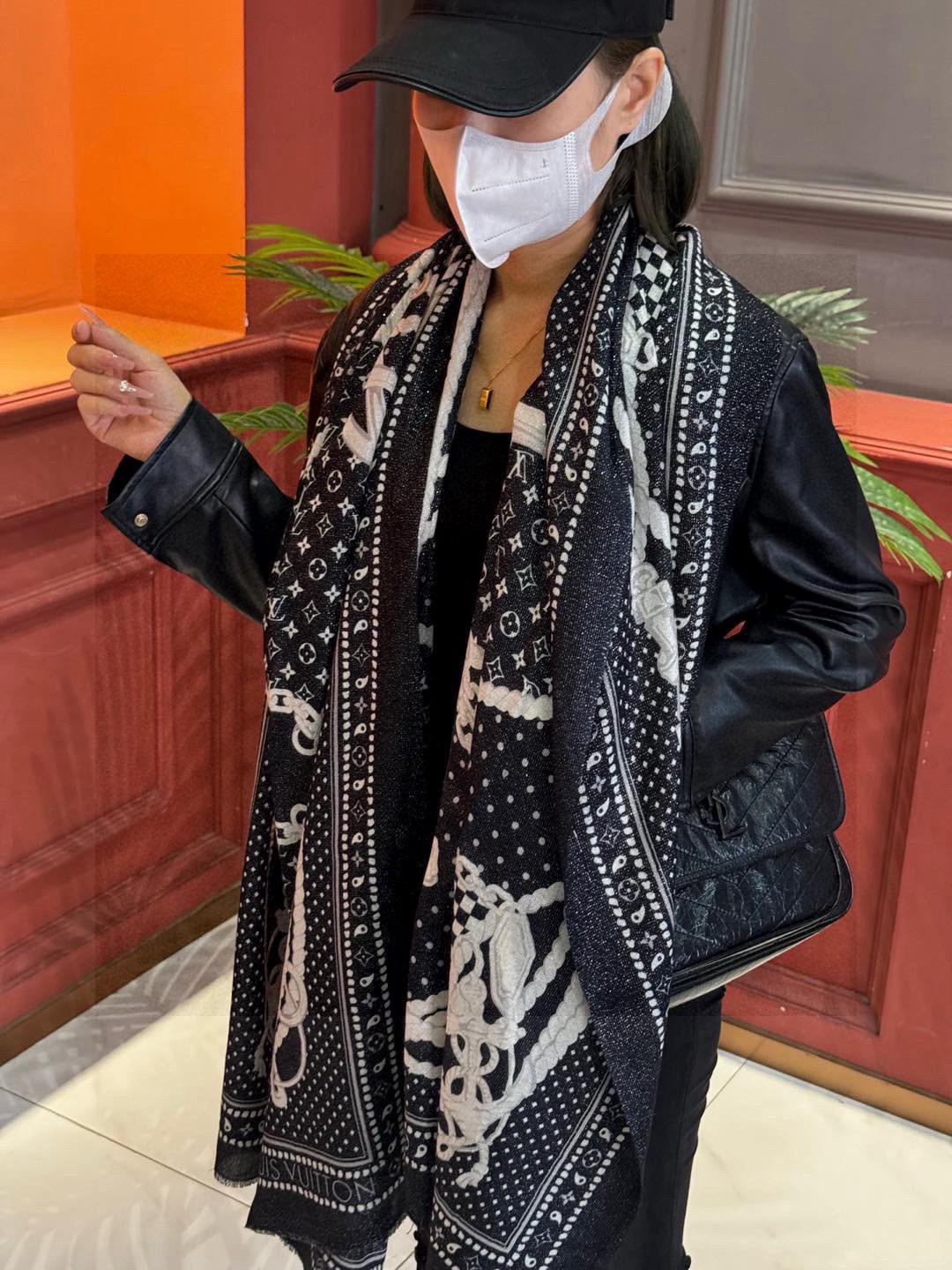  【会发光发亮的围巾】LV银丝羊绒材质❗️轻奢感十足👸 🌺专柜新款🌟面料追求造型，手感挺括，高端设计师配