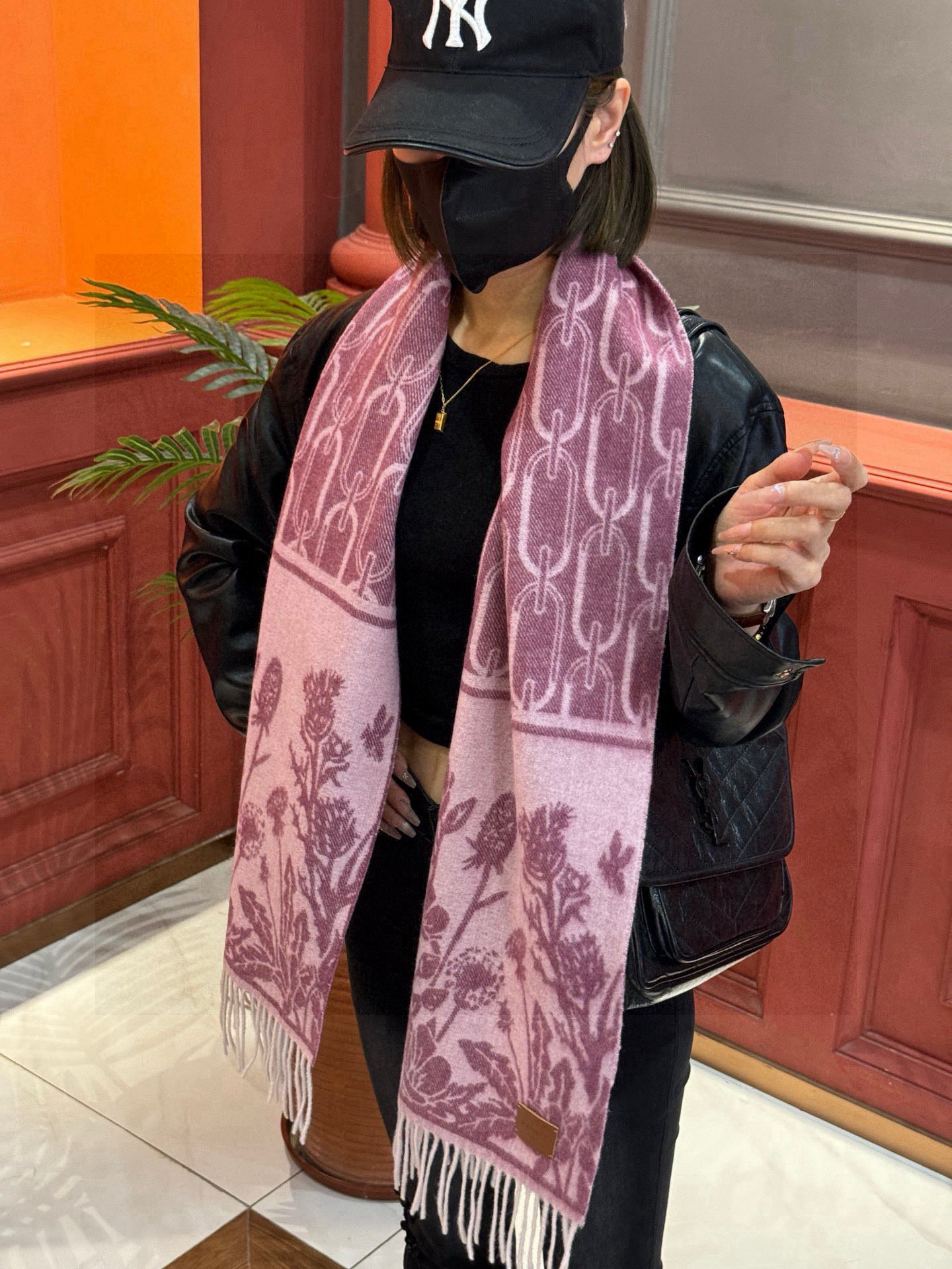   爱马仕👍巴黎时装展商务男士女士羊绒围巾。代工厂臻选上乘的超细羊绒纤维 进行纯手工精梳处理 耗时耗力 