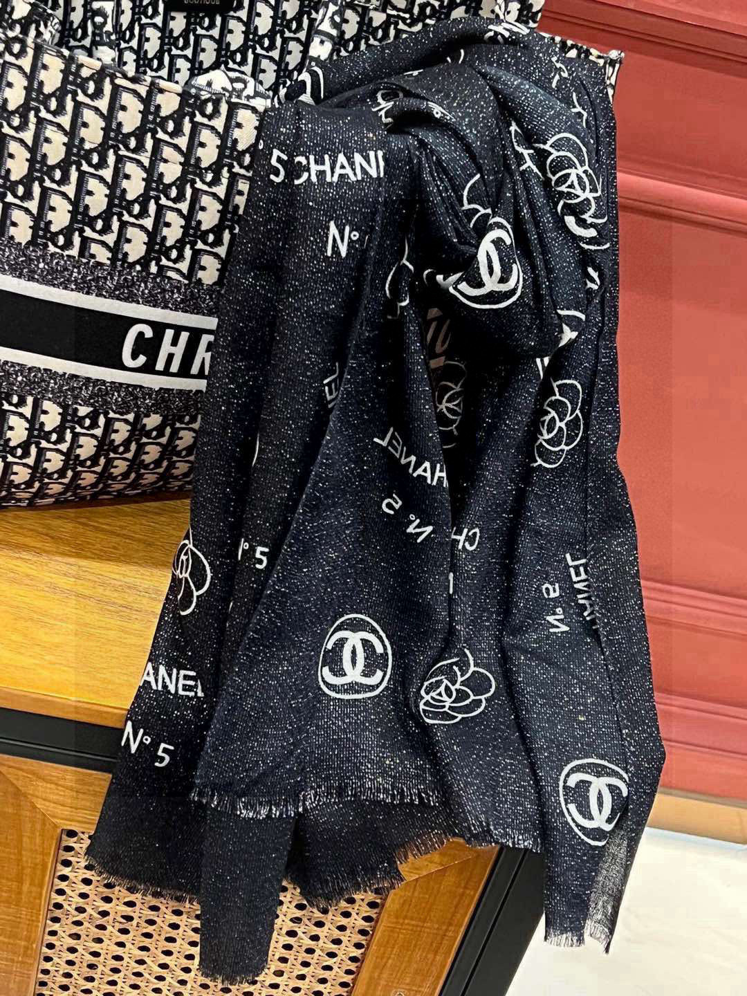 上新🌟 会发光发亮的围巾 💄💋新款客供银线💖羊绒面料长巾 😘美翻了流泪【小香银线图标】，御用殿堂级极品‼