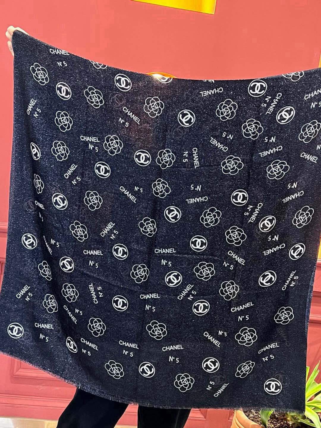 上新🌟 会发光发亮的围巾 💄💋新款客供银线💖羊绒面料长巾 😘美翻了流泪【小香银线图标】，御用殿堂级极品‼
