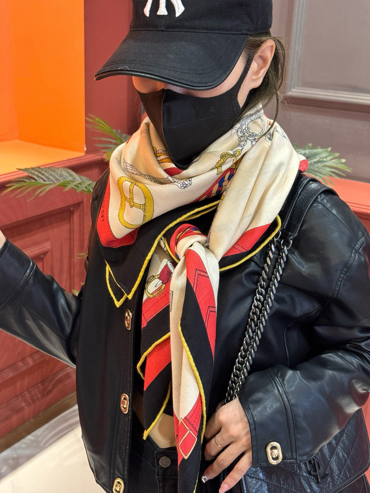  羊绒新款🆕👏👏买了都说好看‼️推荐💕爱马仕双面同色羊绒方巾【跃动的马儿双面同色140】，顶级工艺超值‼