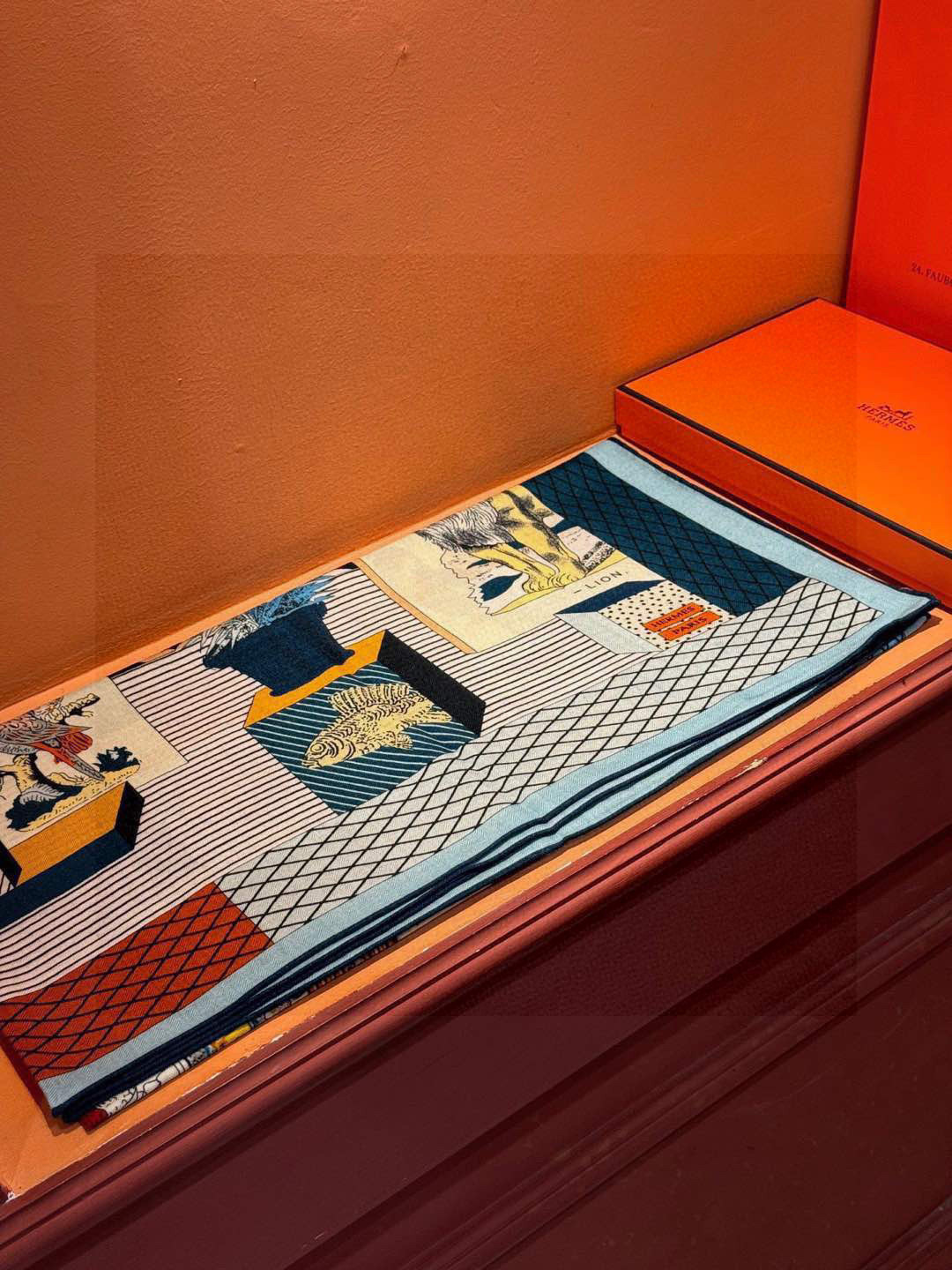 爱马仕新款双面同色 品名 新型大剧院面料:丝绒尺寸:140*140 这款爱马仕点睛配饰可以多种方式佩