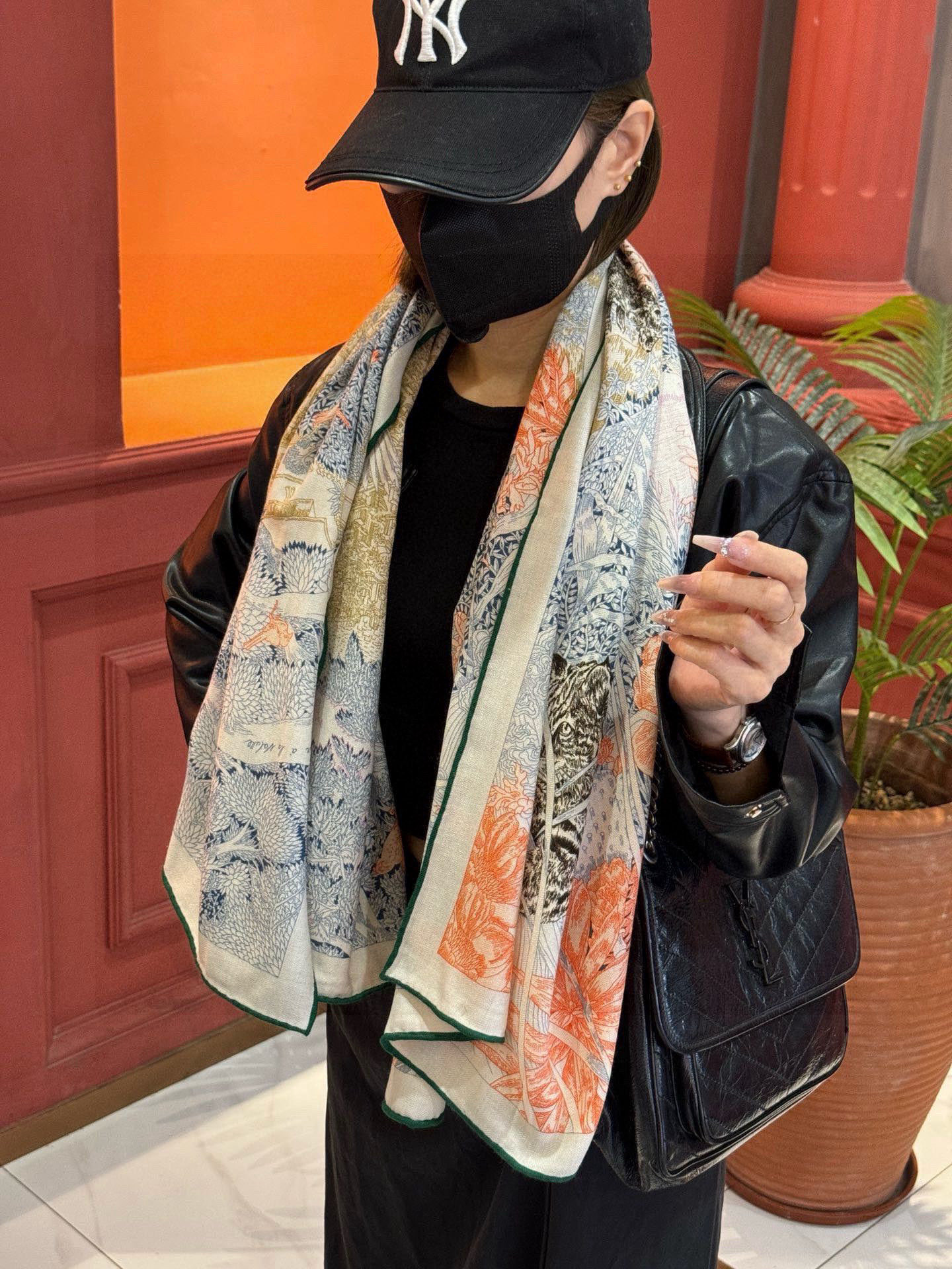   爱马仕～秋冬搭配利器❗️顶级双面同色 版真丝羊绒披肩！！1条等于2条】点睛精彩，图案和配色都超级喜欢