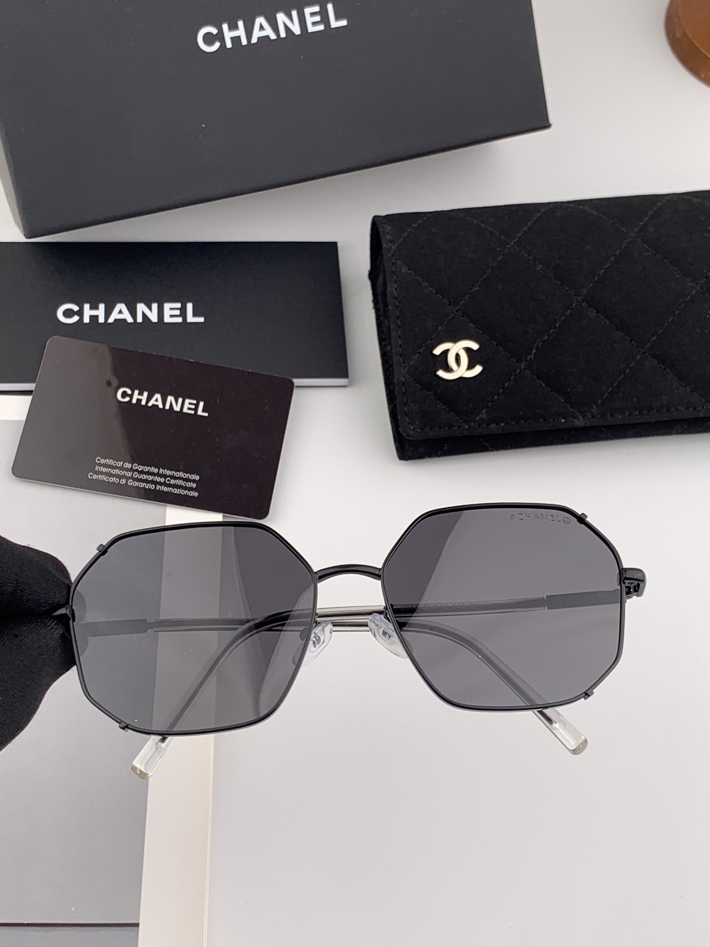  新品CHANEL 香奈儿太阳镜以独特魅力和前卫风格诠释春夏最新眼镜，以方框设计两边经典小香珍珠做点缀，