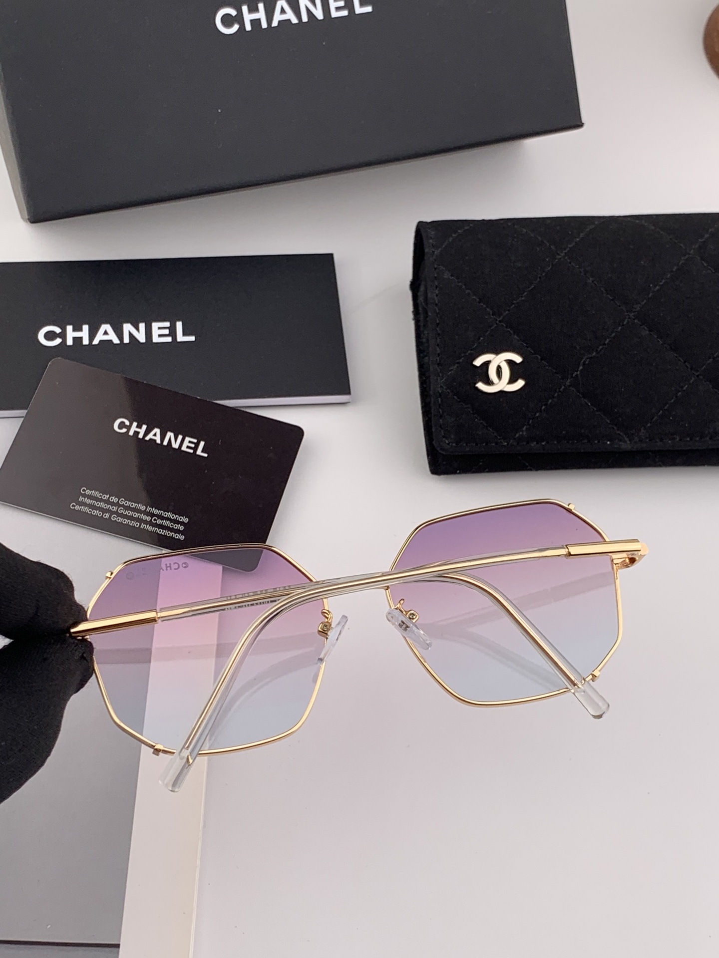  新品CHANEL 香奈儿太阳镜以独特魅力和前卫风格诠释春夏最新眼镜，以方框设计两边经典小香珍珠做点缀，